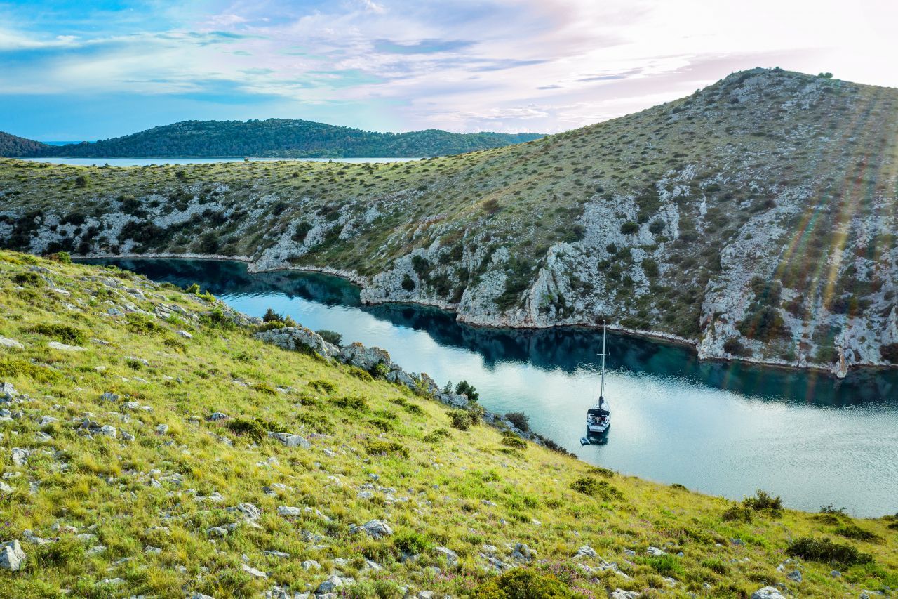 Outdoor-Aktivist:innen sind auf Dugi Otok goldrichtig. Im Südosten der Insel erstreckt sich der Naturpark Telašćica mit bis zu 160 Meter hohen Felsklippen, kleinen Buchten und einem Salzsee (ein Bad darin soll heilsam sein). Wandern, Radfahren, Schnorcheln, Tauchen, Kayaking: alles möglich. Der Hauptort Sali mit seinen weiß getünchten Häusern hat eine Jahrhunderte alte Fischfang-Tradition - hier kann man sich Sardinen und Tin