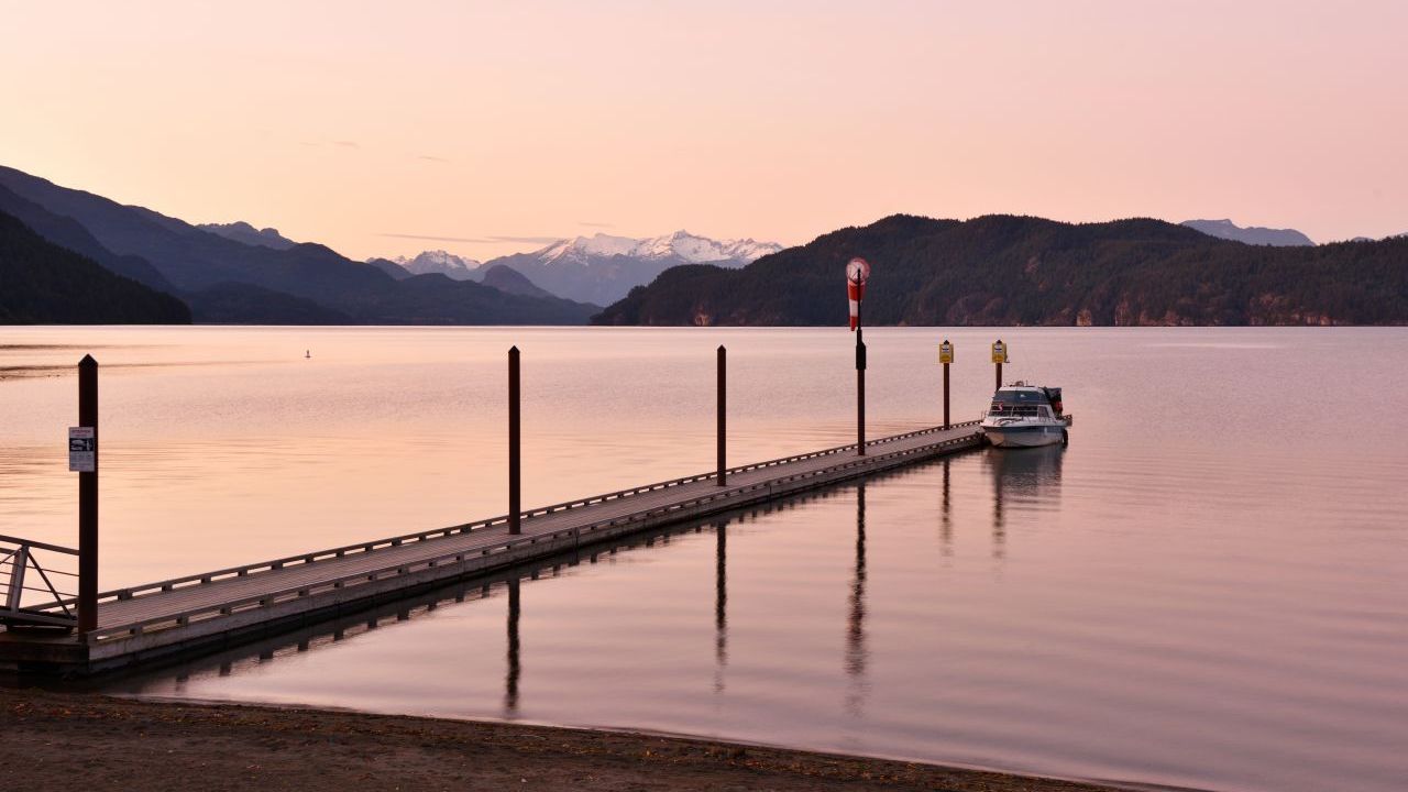 Harrison Lake: Der größte See in den südlichen Coast Mountains ist 60 Kilometer lang und misst an seiner breitesten Stelle 9 Kilometer. Schwimmen, Kajakfahren, Stand-up-Paddling, Angeln, Windsurfen - alles möglich. In der Umgebung entspringen zahlreiche Thermalquellen. Die "Hot Springs" wurden schon von den Indianern genutzt und verehrt. Und noch heute gilt ein Bad darin als wohltuend und gesundheitsfördernd.