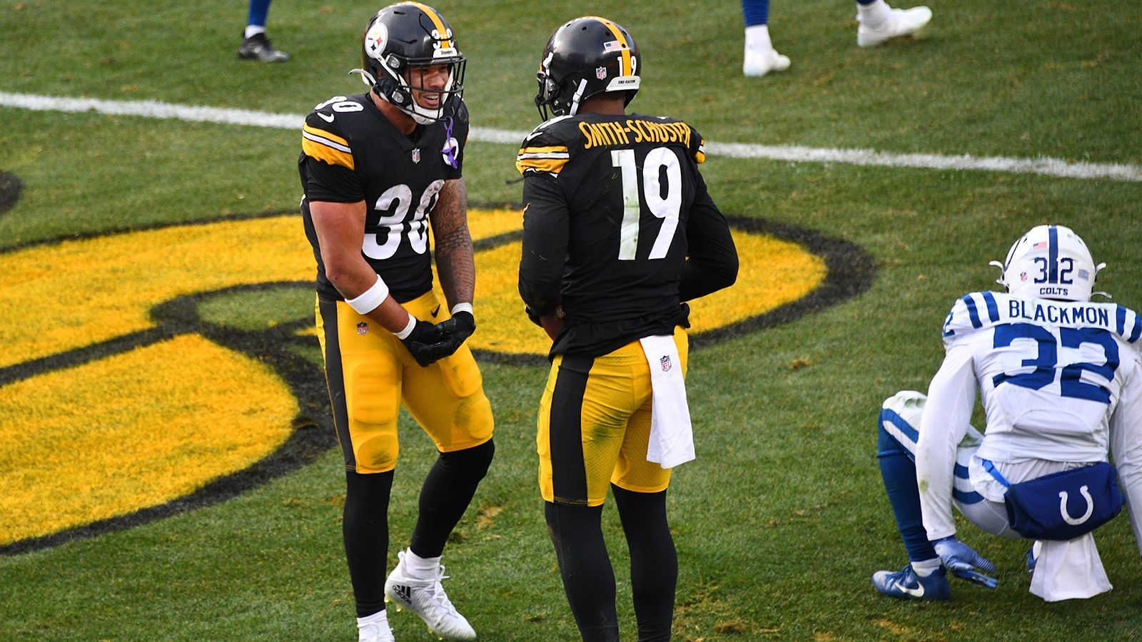 
                <strong>Gewinner: Steelers reißen das Ruder herum</strong><br>
                Nach dem 11:0-Start der Pittsburgh Steelers sah in den letzten Wochen alles nach einem 0:5-Ende aus, doch im Schlussspurt schaffen die Steelers doch nochmal die Wende. Auch gegen die Indianapolis Colts sah lange alles nach einer Pleite aus, kurz nach der Halbzeit stand es 24:7 für die Colts. Doch Steelers-Quarterback Ben Roethlisberger zeigte sich entschlossen, warf in der Folge drei Touchdowns und in der gesamten Partie für 342 Yards - bärenstark! Damit stößt Pittsburgh nicht nur den Bock um, sondern holt sich auch den Titel in der AFC North. Mit einer Leistung wie in der zweiten Halbzeit kann es in den Playoffs klappen.
              