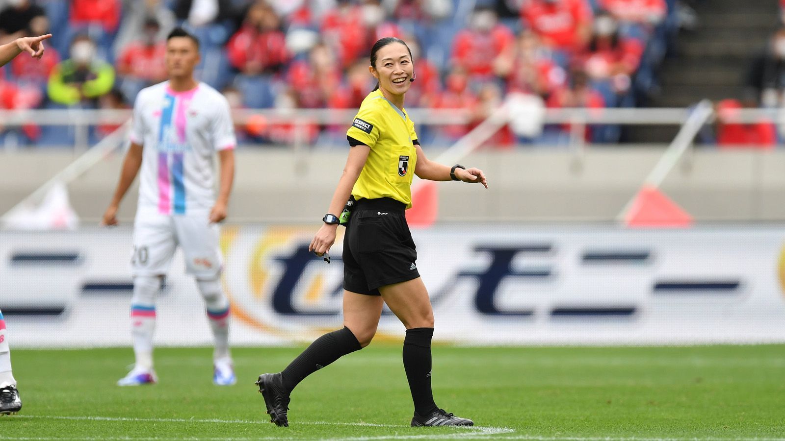 
                <strong>Yoshimi Yamashita (Schiedsrichterin)</strong><br>
                Seit 2015 pfeift Yamashita bereits unter Fifa-Flagge Spiele in der japanischen Profiliga. Die Frauen-WM 2019 war bislang ihr Karriere-Highlight. Die 36-Jährige komplettiert in Katar das Schiedsrichterinnen-Trio des Weltverbands.
              