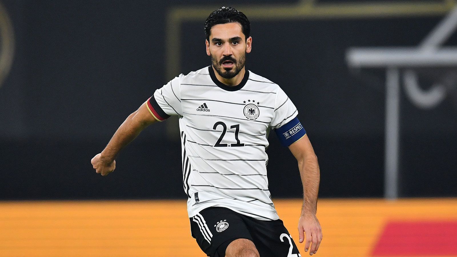 
                <strong>Defensives Mittelfeld: Ilkay Gündogan (Manchester City)</strong><br>
                Der Routinier im Mittelfeld, der gegen die Tschechen als Kapitän aufs Feld ging. Kann sowohl den defensiven Abräumer machen, als auch offensive Akzente setzen. Wichtig im Aufbauspiel und als Anheizer wenn es mal nicht so läuft wie es laufen soll.
              