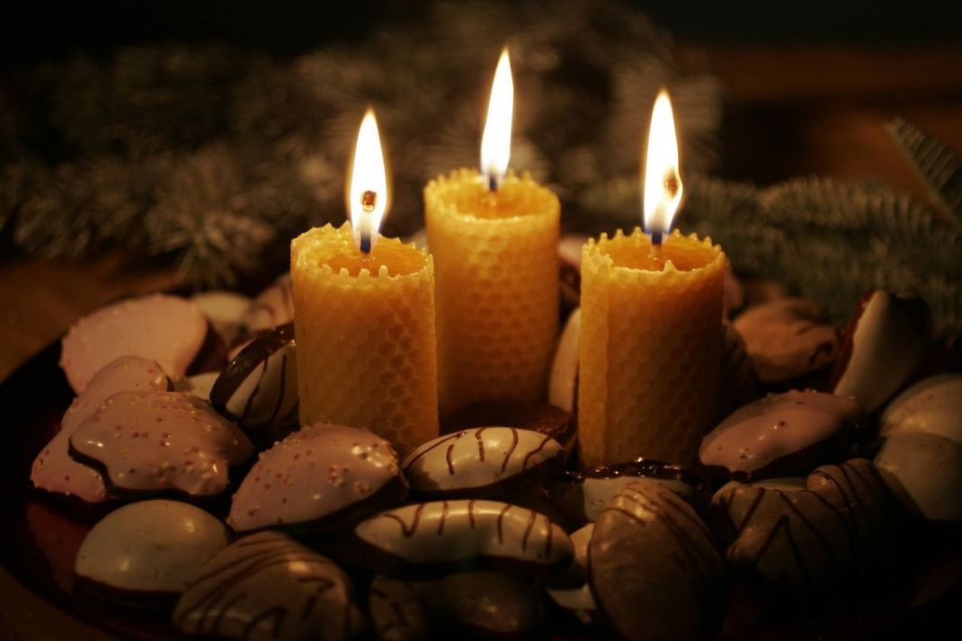 Weihnachtliche Stimmung mit gutem Gewissen: Bienenwachs-Kerzen sind eine gute Alternative.
