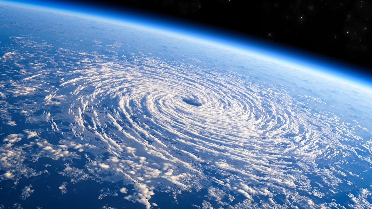 Ein Hurrikan entsteht in der Passat-Wind-Zone über dem Atlantik und dem östlichen Pazifik. Wenn die Wasser-Temperatur mindestens 26,5 Grad beträgt, verdunstet das Meerwasser stark und kondensiert zu Wolken. Das schnelle Aufsteigen der Luftmassen und die Coriolis-Kraft kreieren einen Wirbel. In der Mitte des Hurrikans entsteht ein windstilles Auge, drum herum bilden sich riesige Wolkenmassen. Hurrikanes können Windgeschwindigk
