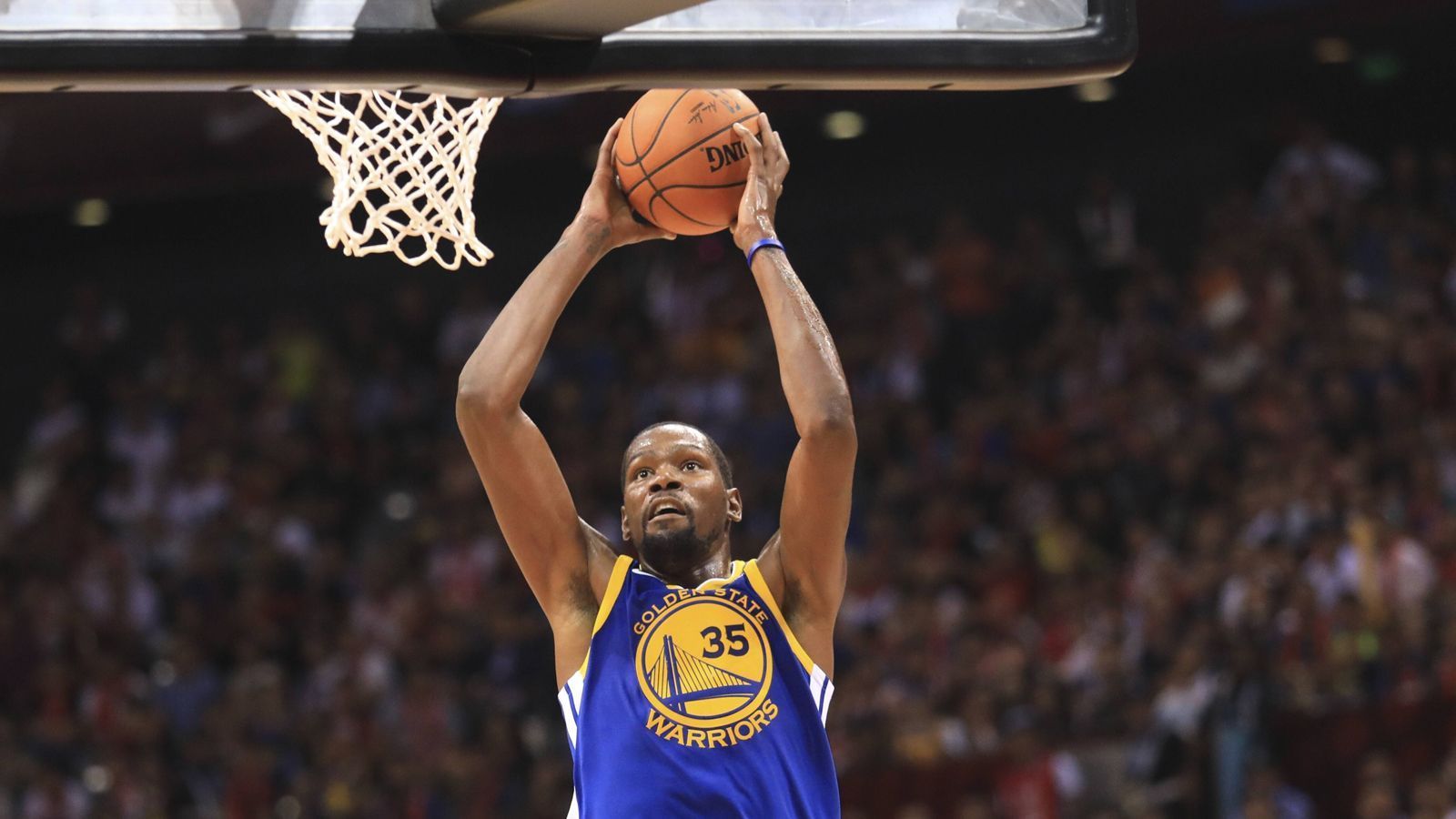 
                <strong>Kevin Durant (Golden State Warriors)</strong><br>
                Kevin Durant (Golden State Warriors): Community Assist Award
              