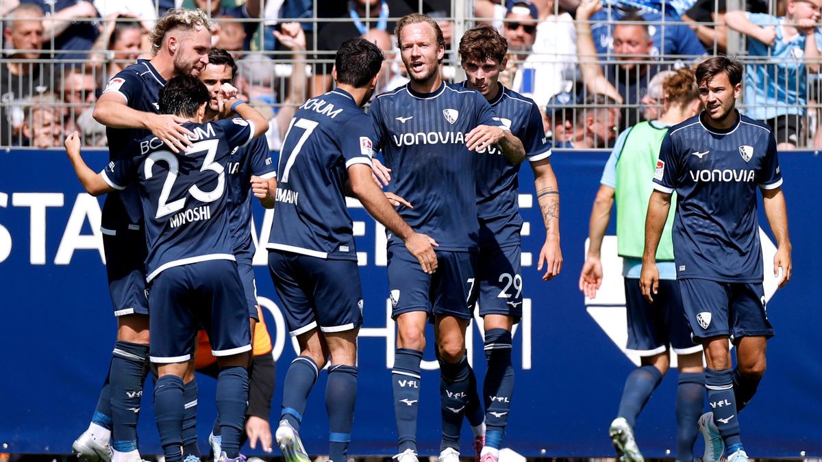 HOLTMANN Gerrit Team VfL Bochum jubelt nach seinem Tor zum 2 : 0 mit HOFMANN Philipp 2.BL Bundesliga Saison 2025 - 2026 Spiel VfL Bochum - SV Elversberg 2 : 0 am 10.08.2025 in Bochum *** HOLTMANN G...