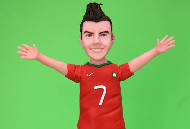 
                <strong>Merchandise</strong><br>
                Ronaldo bezieht seine Einnahmen natürlich nicht ausschließlich über sein Gehalt. Auch an Merchandise-Produkten wie Spielfiguren verdient der Portugiese. Doch auch hier steht er ebenfalls nur im Schatten der Katze.
              