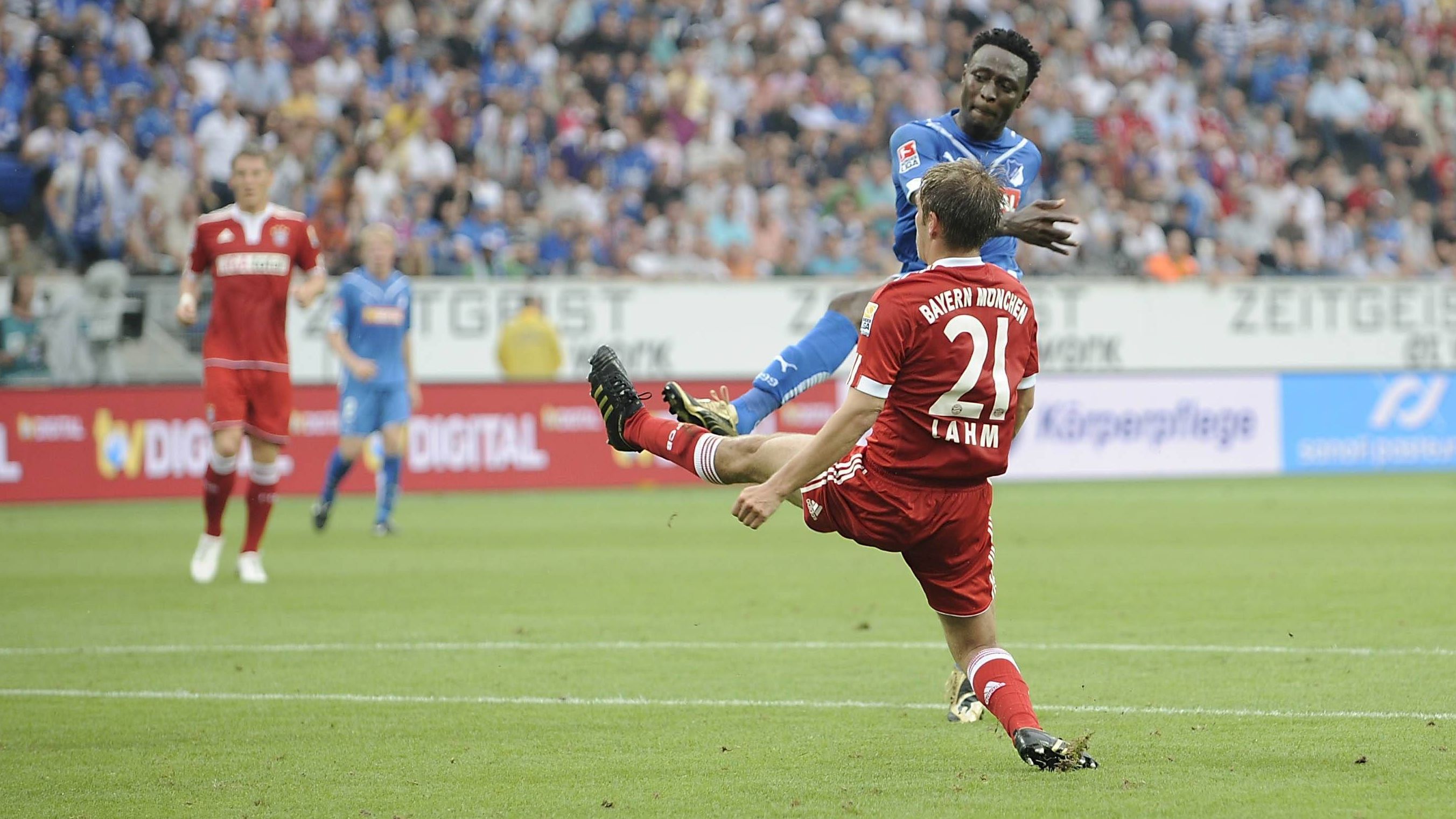 <strong>Saison 2009/10: TSG Hoffenheim – FC Bayern 1:1</strong><br> Der Kater ob des verpassten Titels schien bis über die Sommerpause anzuhalten, denn die Bayern vergeigten gleich den nächsten Saisonauftakt. Gegen die TSG Hoffenheim führten die Bayern zwar nach 25 Minuten durch das Tor von Ivica Olic. Doch noch vor der Pause glich Chinedu Obasi zum 1:1 aus. Auf den Bänken kam es mit Ralf Rangnick und Louis van Gaal zum Aufeinandertreffen zweier Taktikgenies.