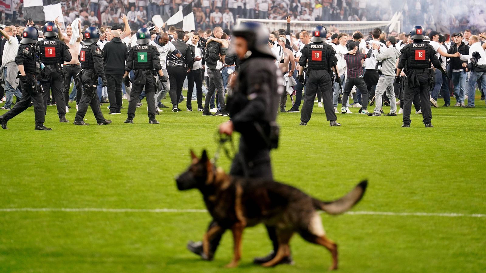 
                <strong>Platzsturm in Frankfurt: SGE-Fans gehen nach Finaleinzug gegen West Ham United steil</strong><br>
                
              