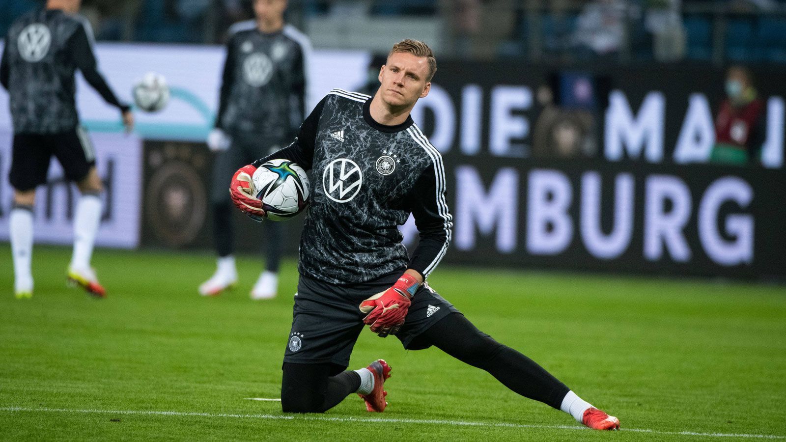 
                <strong>Nummer 22: Bernd Leno (FC Fulham)</strong><br>
                &#x2022; Position: Torwart<br>&#x2022; Rückennummer bei der WM 2022: nicht nominiert<br>&#x2022; Rückennummer im Verein: 17<br>&#x2022; Anzahl A-Länderspiele/Spiele ohne Gegentor: 9/3<br>
              