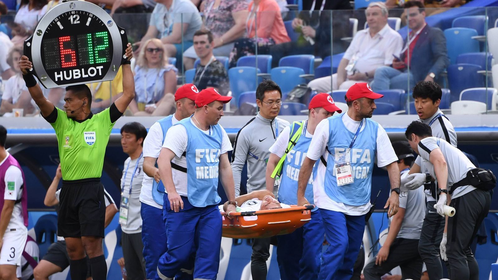 
                <strong>Joo-Ho Park (Südkorea)</strong><br>
                Nicht einmal eine halbe Stunde war das Auftaktspiel der Südkoreaner gegen Schweden alt, da verletzte sich der ehemalige Bundesliga-Spieler Joo-Ho Park (Borussia Dortmund, FSV Mainz). Der Linksverteidiger zog sich ohne gegnerische Einwirkung eine Verletzung am rechten Oberschenkel zu und musste vom Feld getragen werden.
              