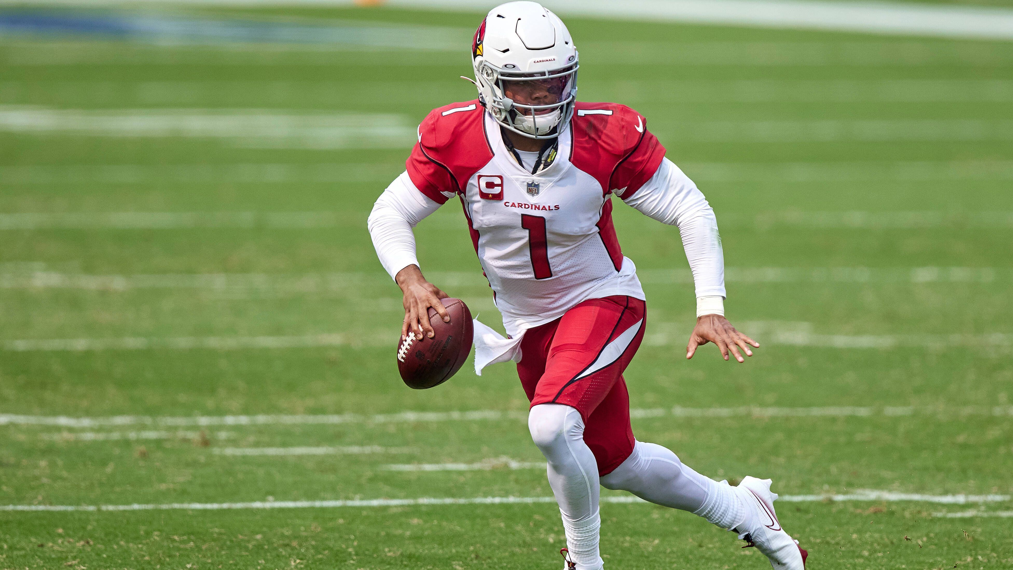 
                <strong>Platz 1: Kyler Murray (Quarterback, Arizona Cardinals)</strong><br>
                Kyler Murray ist der explosivste Spieler der abgelaufenen Saison! Der Quarterback der Arizona Cardinals knackte bei über 90 Läufen die 24 Km/h-Marke, insgesamt lief Murray für 819 Yards.&#x2022; <strong><strong>Läufe über 10 Yards und mehr:</strong> 32 -</strong><br>&#x2022; <strong><strong>Läufe mit 24+ km/h:</strong> 94 -</strong><br>&#x2022; <strong>Läufe 24+ km/h prozentual: 70,7%</strong><br>
              