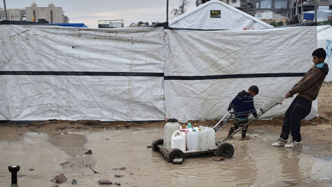 Nach dem Stopp humanitärer Hilfslieferungen in den Gazastreifen unterbricht Israel ab sofort auch die Lieferung von Strom in den blockierten Küstenstreifen.