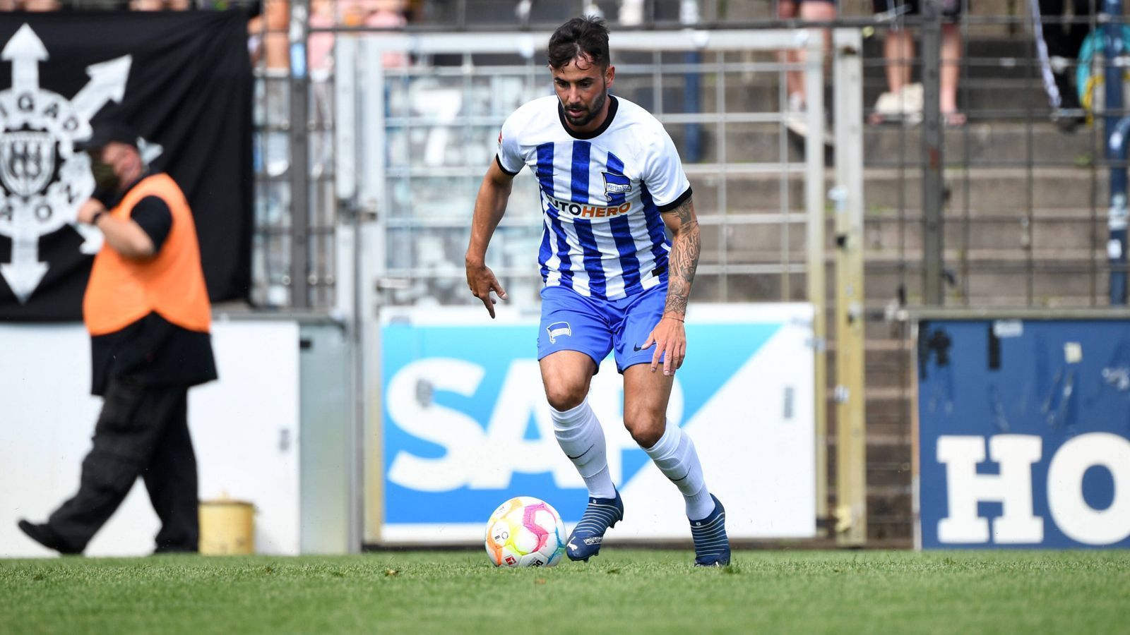 
                <strong>Platz 10: Hertha BSC</strong><br>
                Herthas Trikots sind traditionell blau und weiß gestreift. Aber auf mysteriöse Weise wurden die Ärmel vergessen. Immerhin gleicht sich das Trikot somit dem Zustand von Verein und Kader an: Baustelle, irgendwie unfertig.
              