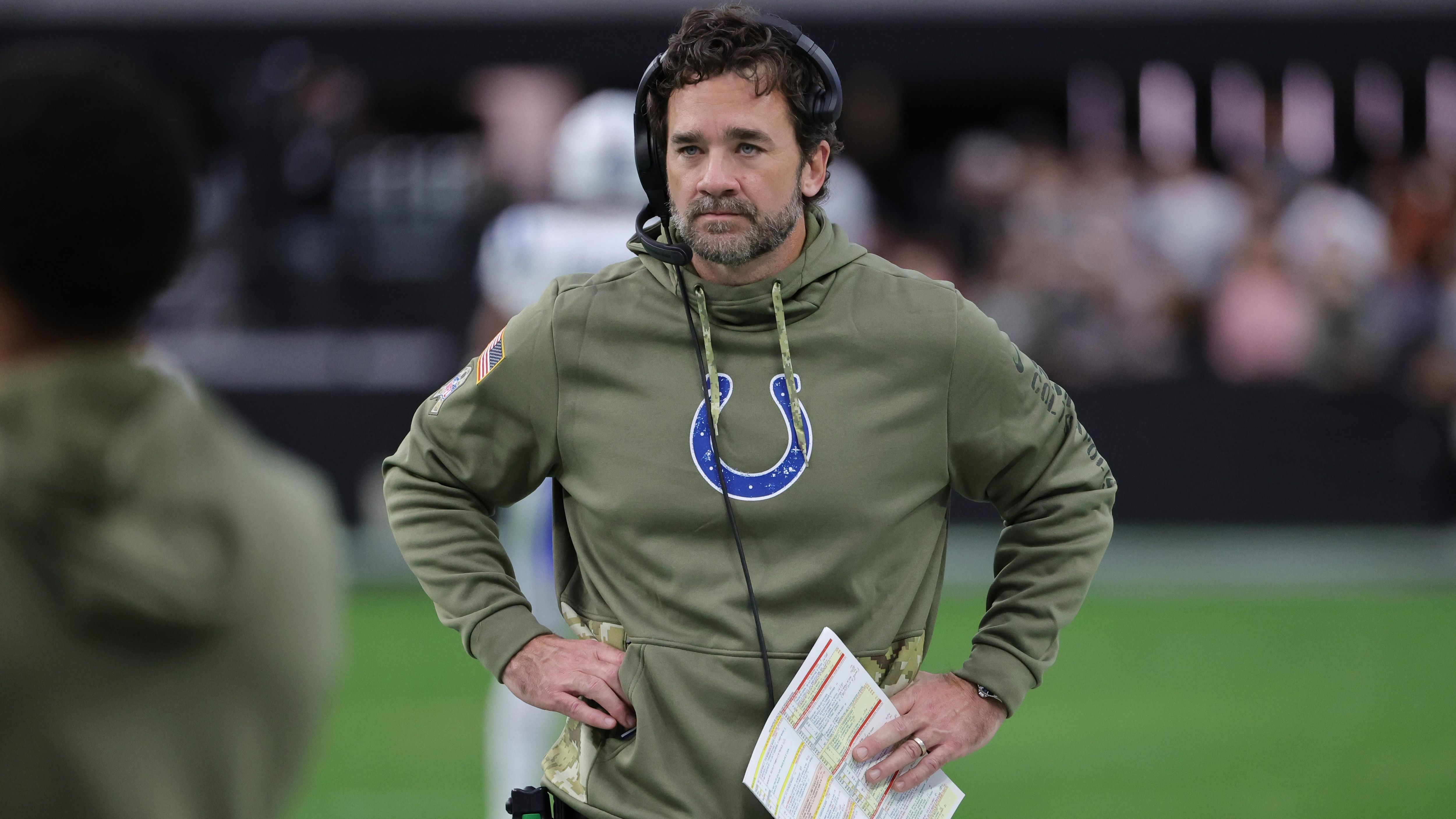 
                <strong>Gewinner: Jeff Saturday</strong><br>
                Er war einer der großen Gewinner an diesem NFL-Wochenende. Jeff Saturday wurde erst in der vergangenen Woche von Owner Jim Irsay zum Head Coach der Indianapolis Colts ernannt und gewann dennoch sein erstes Spiel mit 25:20 gegen die Las Vegas Raiders. Obwohl die Kritik gegenüber seiner Person und vor allem der mangelnden Erfahrung Saturdays heftig war, zeigte der Ex-NFL-Spieler, dass er in der Lage ist, ein Profi-Team zu führen. Überraschenderweise holte Saturday auch wieder Quarterback-Routinier Matt Ryan zurück in die Starting-Formation und das, obwohl er an der Pressekonferenz bei seinem Amtsbeginn noch sagte, dass der eigentliche Backup Sam Ehlinger starten wird.
              