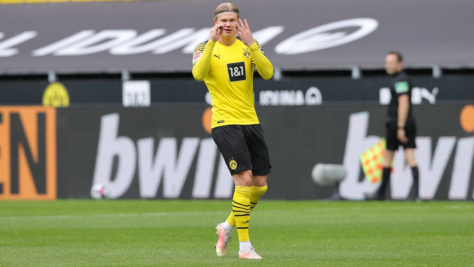 
                <strong>Platz 1 (geteilt): Erling Haaland (Borussia Dortmund)</strong><br>
                Der andere Dortmunder an der Spitze ist, na klar, Erling Haaland. Der Norweger, der mit seiner Nation übrigens die Europameisterschaft verpasste, lässt die Zahlen für sich sprechen. Insgesamt 41 Pflichtspieltore erzielte der 20-Jährige im Dress von Borussia Dortmund, für ihn gibt es vom Portal "transfermarkt.de" sogar einen neuen Rekordwert: Haaland ist nun 130 Millionen Euro wert, ein neuer Rekord für die Bundesliga. Er steigert sich, wie Bellingham, um 20 Millionen.
              