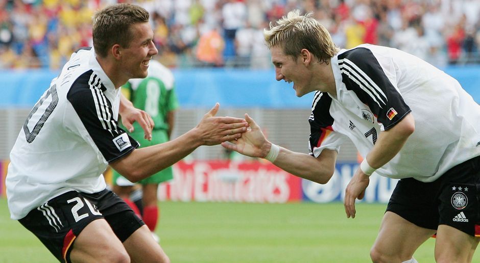 
                <strong>WM 2006</strong><br>
                Poldi und Schweini - diese Kombination hatte maßgeblichen Anteil am Sommermärchen 2006 bei der heimischen WM. Er wird zum besten jungen Spieler gekürt und erhält nach dem Turnier das Silberne Lorbeerblatt. Die höchste sportliche Auszeichnung der Bundesregierung erhält er 2010 und 2014 nochmals.
              