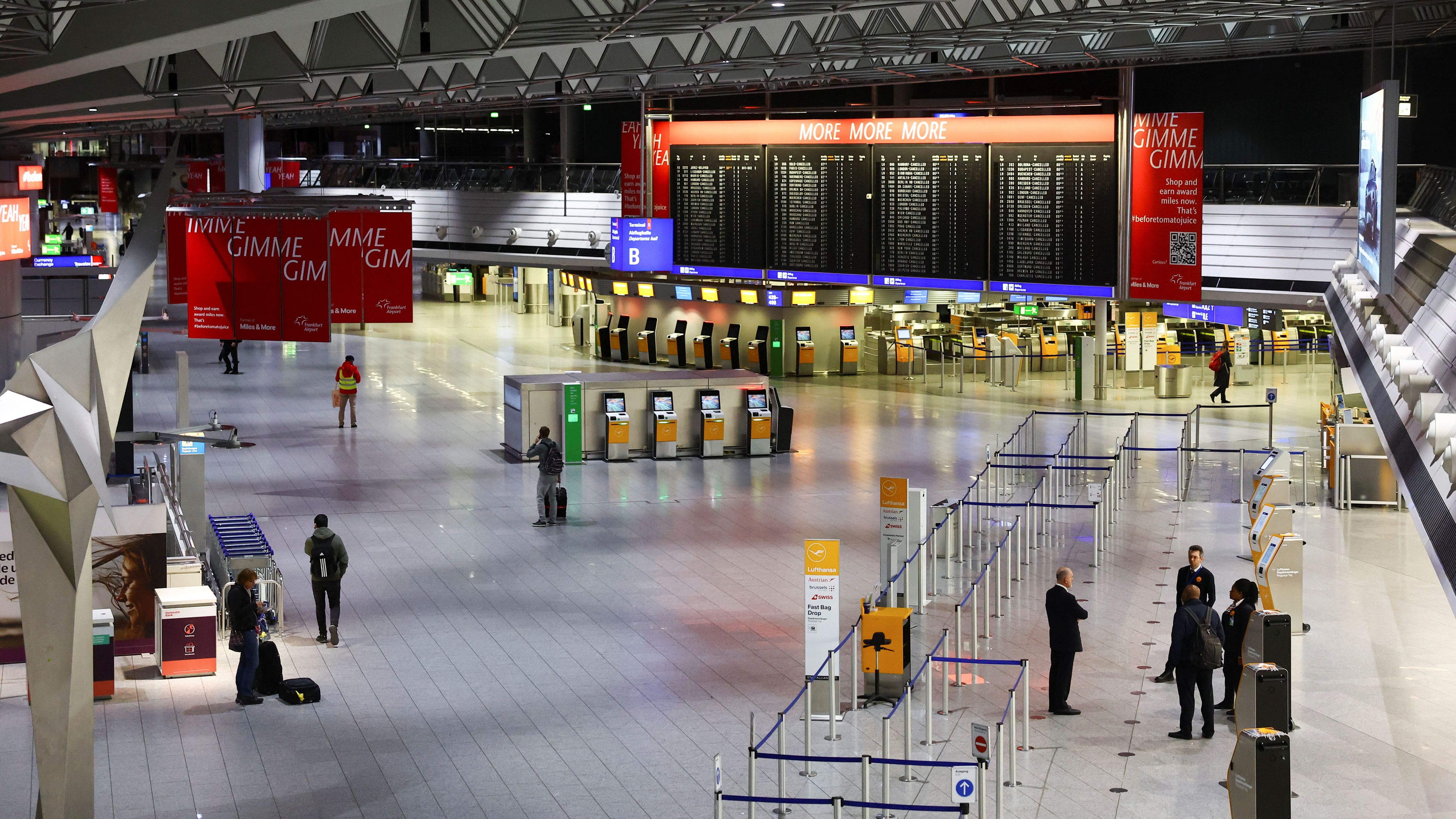 Gähnende Leere: Vereinzelnd stehen Menschen im sonst so vollen Frankfurter Flughafen.