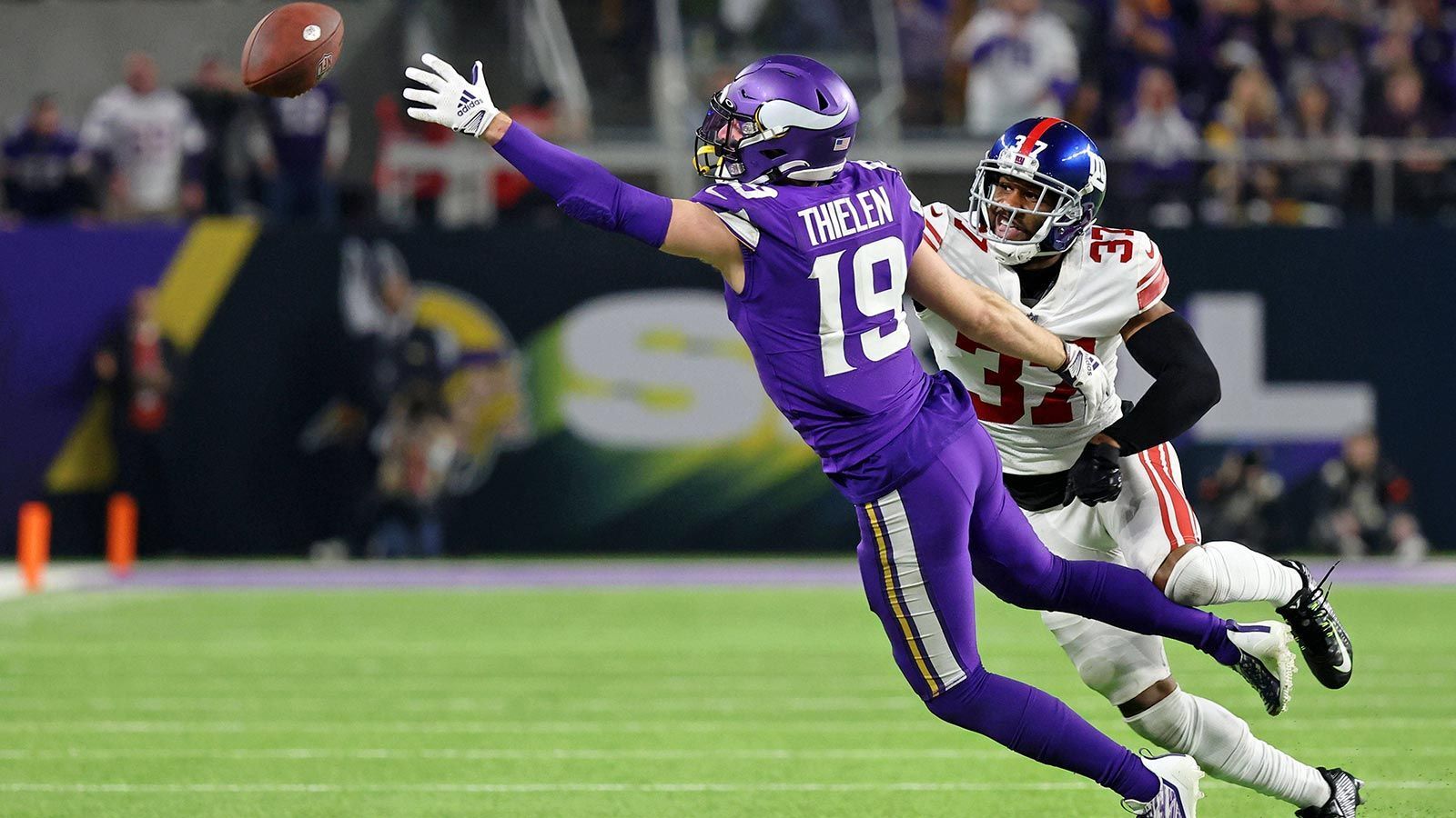 
                <strong>Minnesota Vikings – WR</strong><br>
                Vergangene Saison gelang den Minnesota Vikings die zweitbeste Bilanz der NFC mit 13 Siegen und vier Niederlagen. In der Offseason folgte der Umbruch. Mehrere verdiente Spieler wurden entlassen - darunter auch Adam Thielen. Jetzt besteht der Receiving-Corps mehr oder weniger aus Justin Jefferson. Wenn der 24-Jährige nicht ständig gegen Double oder Triple Coverage spielen soll, müssen die Vikings mindestens einen weiteren Passempfänger draften.
              