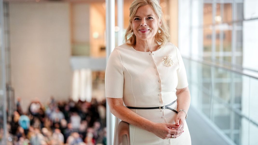 Julia Klöckner (CDU), Bundestagspräsidentin, blickt am Rande eines Interviews mit Journalisten der Deutschen Presse-Agentur im Bundestag in die Kamera des Fotografen.