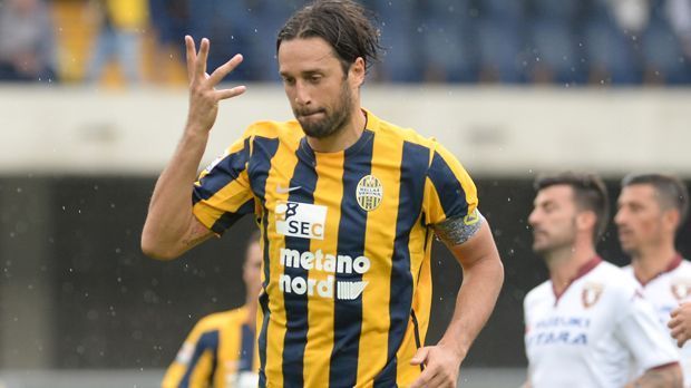 
                <strong>Luca Toni</strong><br>
                Luca Toni - Karriereende mit 39 Jahren. Nach 22 Jahren Fußballprofi soll Schluss sein für den Italiener. Diesen Entschluss zieht der Mann mit dem ohrschraubenden Torjubel im Dezember 2015. Während seiner Karriere kann Toni zwei deutsche Meisterschaften und zweimal den DFB-Pokal gewinnen - beide mit dem FC Bayern. Sein größter Erfolg ist jedoch der Sieg bei der Weltmeisterschaft 2006. In seiner letzten Saison steigt er mit Hellas Verona aus der Serie A ab.
              