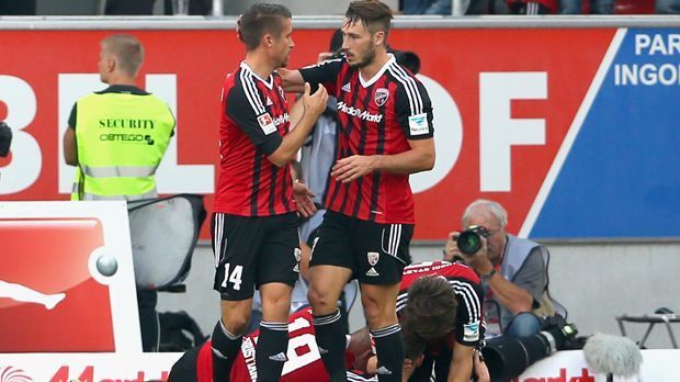 
                <strong>Platz 3: FC Ingolstadt</strong><br>
                Platz 3: FC Ingolstadt 04 (12 Punkte). Acht Partie ungeschlagen - sechs davon auswärts. Mit dieser Auswärtsbilanz stünden die Schanzer auf dem Champions-League-Qualifikationsplatz. Die Leistungen im heimischen Audi-Sportpark sind hingegen verbesserungswürdig.
              