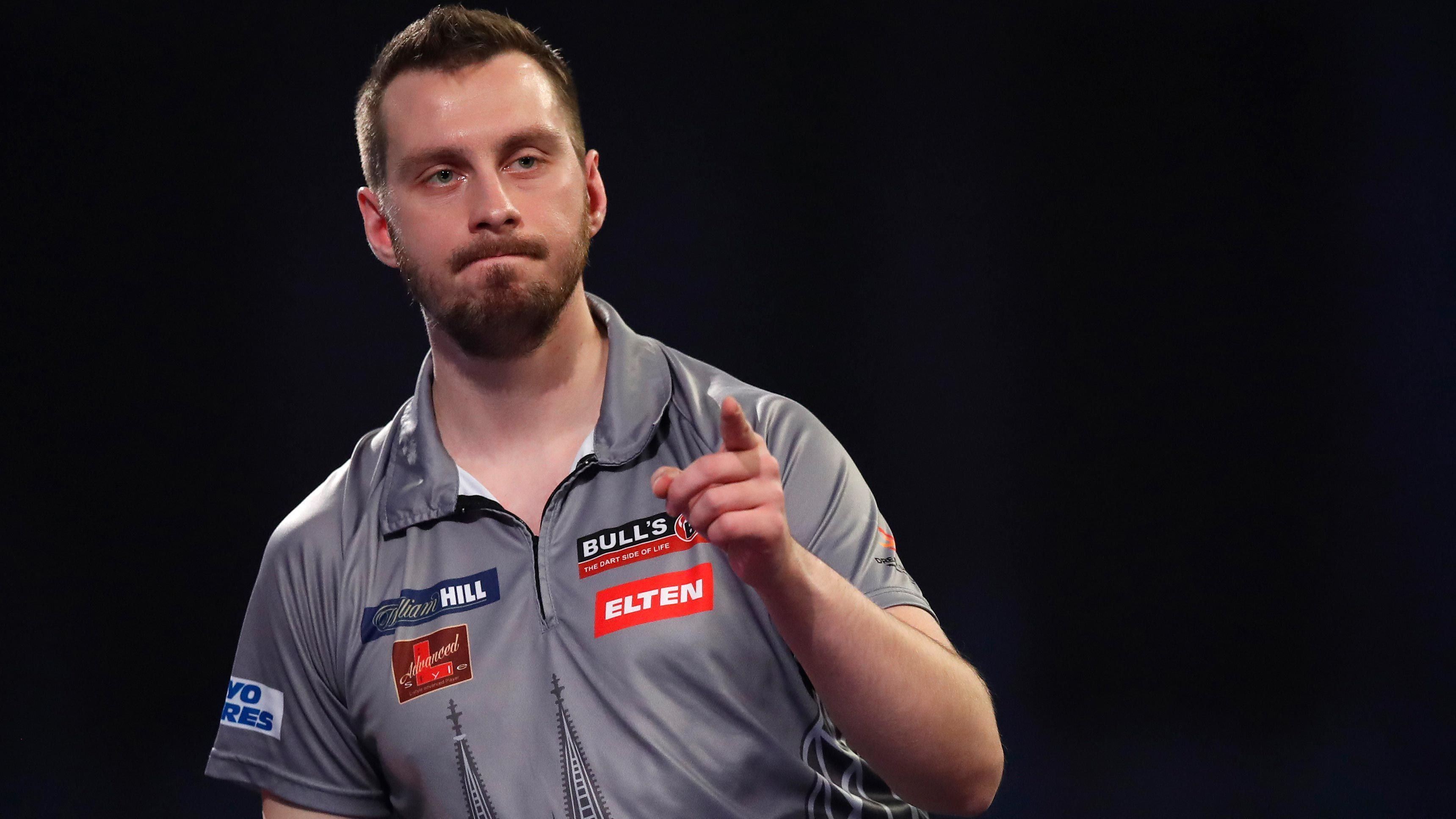 
                <strong>Florian Hempel</strong><br>
                &#x2022; <strong>WM-Teilnahmen</strong>: 2<br>&#x2022; <strong>Order of Merit</strong>: Platz 60 (71.000 Pfund)<br>&#x2022; <strong>Darts</strong>: 24g Bull's<br>&#x2022; <strong>Walk-On-Song</strong>: Kölsche Jung - Brings<br>&#x2022; <strong>Erstes Spiel</strong>: 1. Runde - Freitag, 16. Dezember 2022, ab 20 Uhr gegen Brown<br>
              