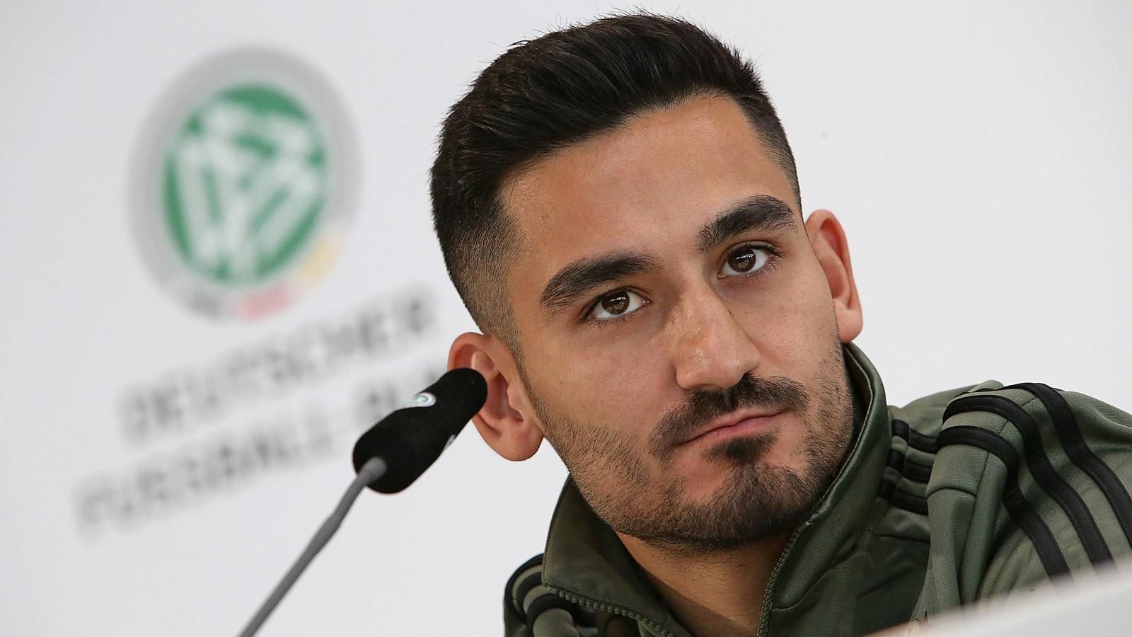 
                <strong>5. Juni: DFB-Medientag in Südtirol</strong><br>
                Beim Medientag im Trainingslager in Südtirol stellt sich Gündogan den Fragen ausgewählter Pressevertreter. "Einige Reaktionen haben mich getroffen, vor allem auch die persönlichen Beleidigungen. Ich verstehe, dass man die Aktion nicht gut finden muss". Mesut Özil erscheint nicht und schweigt weiter.
              