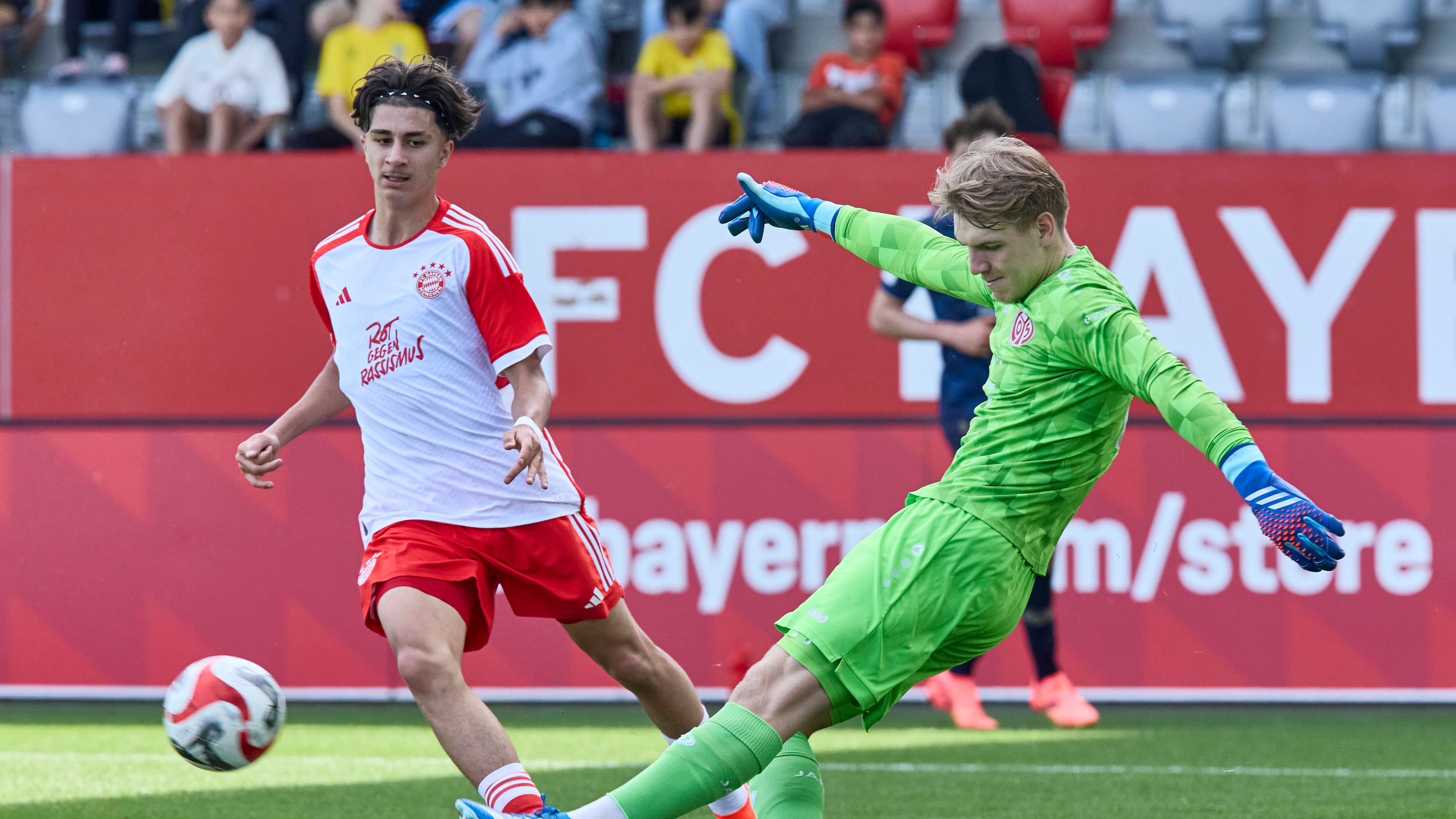 <strong>Adin Licina</strong><br>Und der FC Bayern ist ohnehin nochmal eine andere Hausnummer. Trotzdem: Das Talent des 17-Jährigen ist kaum zu übersehen. Arbeitet er diszipliniert an sich, ist er einer der Kandidaten für den zukünftigen FCB.