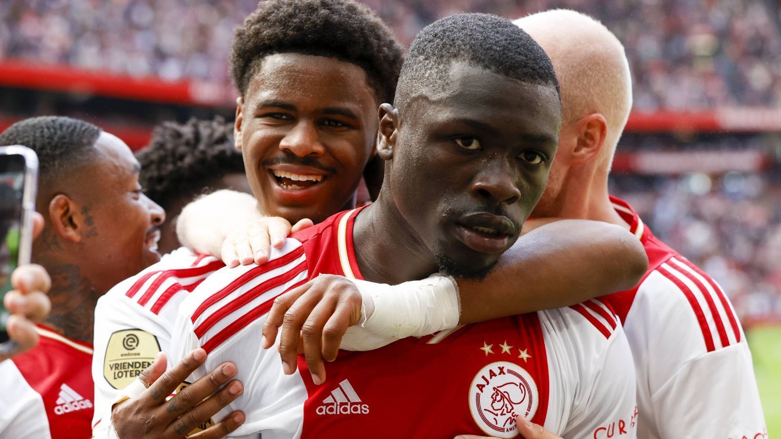 
                <strong>Niederlande: Brian Brobbey (Ajax Amsterdam)</strong><br>
                &#x2022; Mittelstürmer<br>&#x2022; 21 Jahre alt (2001)<br>&#x2022; Acht Tore in 14 Länderspielen für die U21-Nationalmannschaft der Niederlande<br>&#x2022; Marktwert: 13 Millionen Euro<br>
              