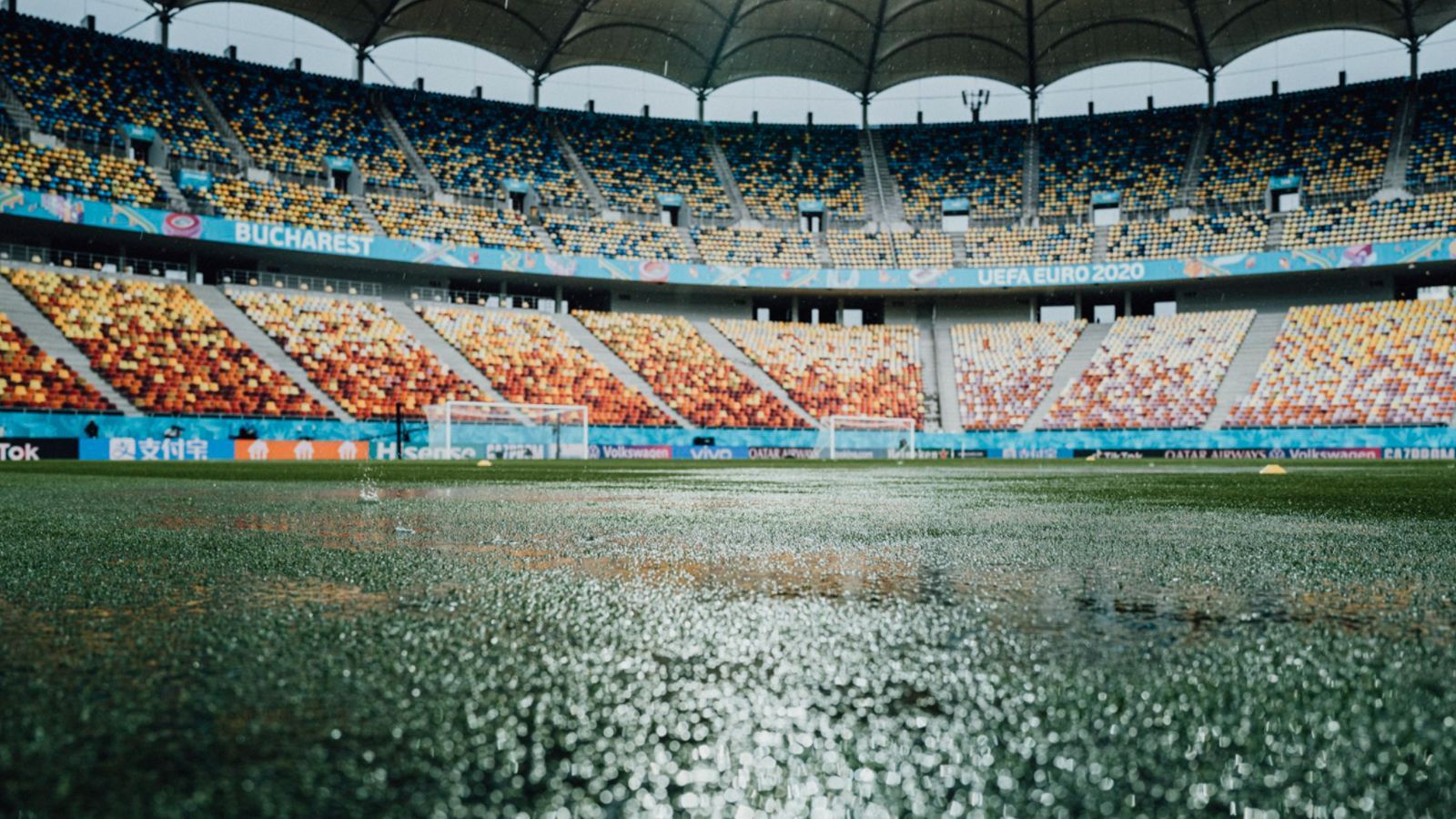 
                <strong>Wolkenbruch beim ÖFB-Training in Bukarest</strong><br>
                Zu heftig war der Regenschauer über dem Nationalstadion in der rumänischen Hauptstadt Bukarest.
              