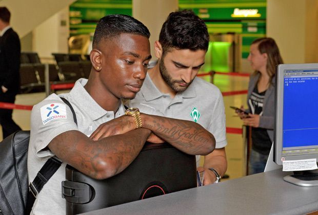 
                <strong>Auf geht's!</strong><br>
                Werder Bremen ist am Dienstag zur China-Reise aufgebrochen. Doch neben einigen Trainingseinheiten und Testspielen wollen die Werder-Verantwortlichen vor allem ihr Image aufpolieren.
              