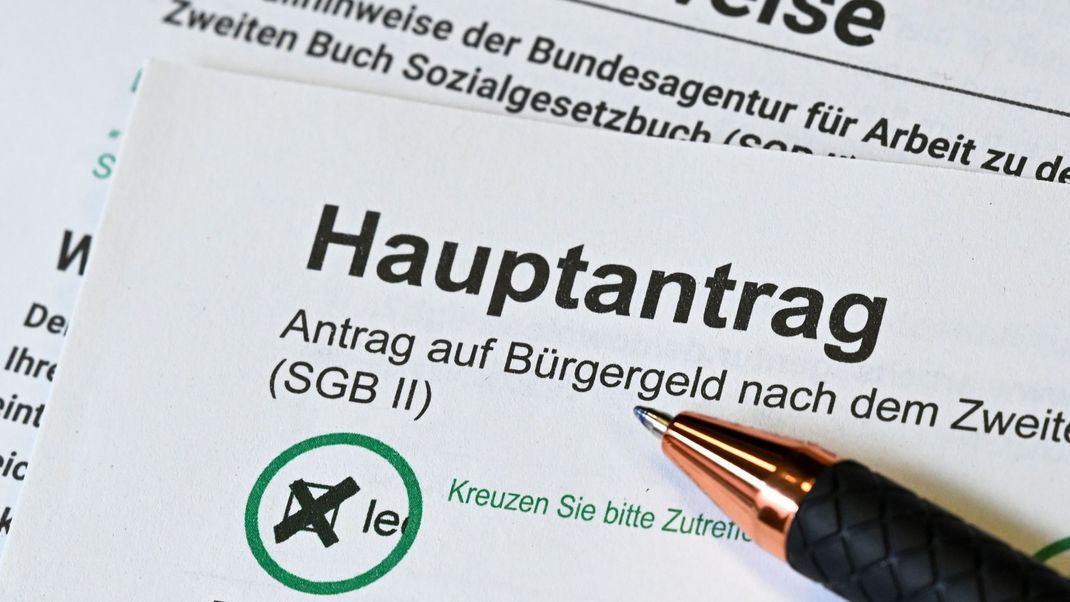 Empfänger:innen von Bürgergeld müssen sich auf eine Nullrunde bei der Sozialleistung im kommenden Jahr einstellen.