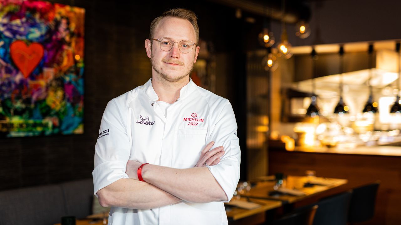 Thomas Wohlfeld, Küchenchef im Restaurant "Handwerk" in Hannover freut sich über einen Michelin-Stern.