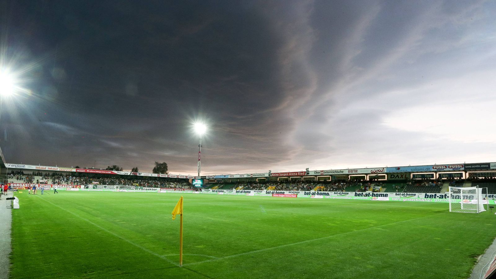 
                <strong>Teddybären- und Plüschstadion (2017, Wien/Österreich)</strong><br>
                Teddybären- und Plüschstadion (2017, Wien/Österreich): Der SC Wiener Neustadt bestreitet seine Spiele ab sofort im "Teddybären- und Plüschstadion". Kein Witz! Der österreichische Zweitligist wollte in der Winterpause seine Finanzen aufbessern und veranstaltete eine Tombola. Für 500 Euro konnten Fans oder Firmen ein Los erstehen - der Hauptpreis: Die Namensrechte für das Stadion. Eine deutsche Spielwarenfirma aus Mannheim zog das große Los und entschied sich für den kuriosen Namen. Glück für den Klub: Die Aktion endet nach sieben Spieltagen. Dann ist der Spuk vorbei und die Spielstätte heißt wieder "Wiener Neustädter Stadion". 
              