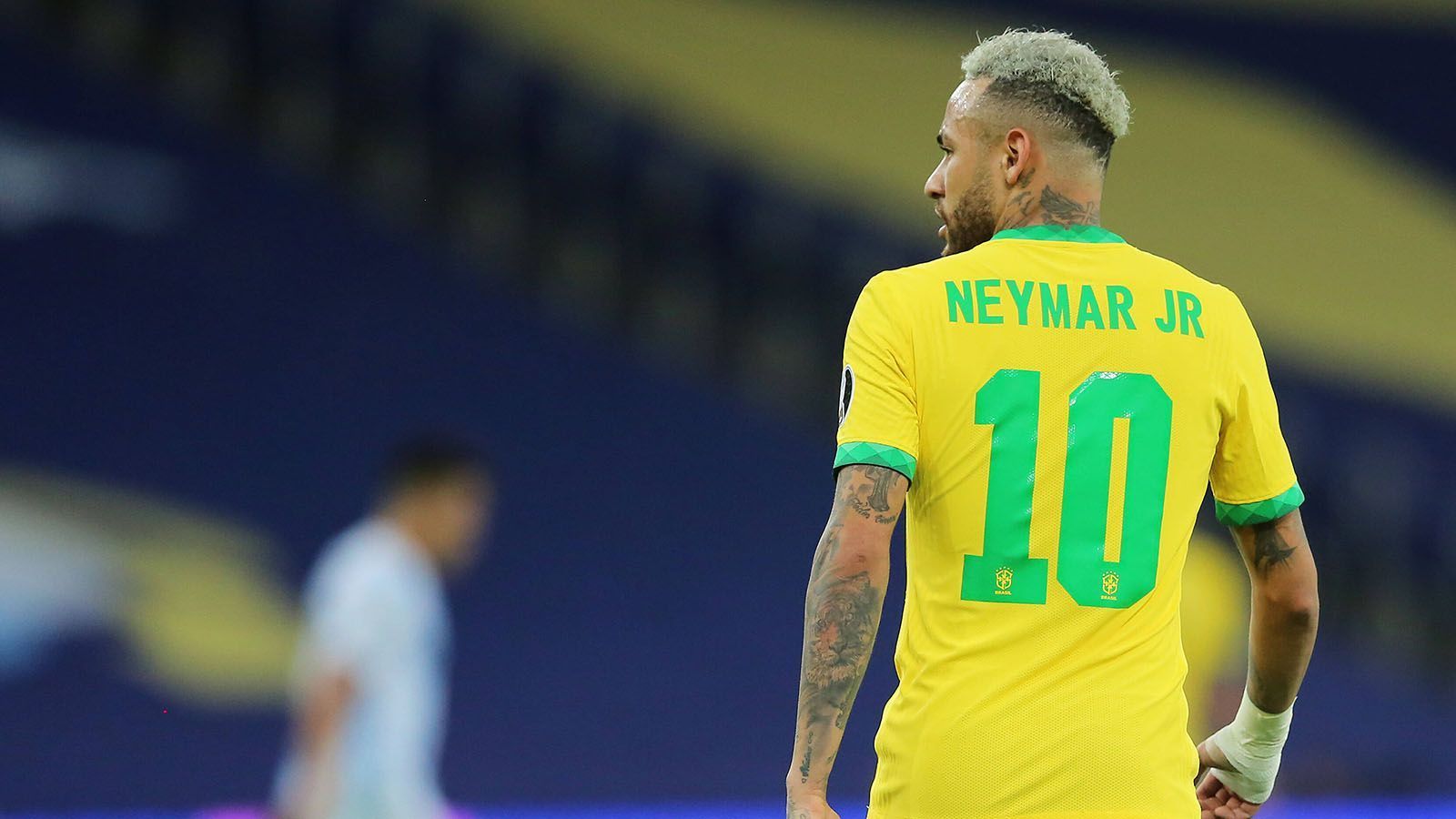 
                <strong>Linker Flügel: Neymar</strong><br>
                Der Brasilianer ist die wohl schillerndste Figur im Pariser Ensemble und doch muss er sich nach Messis Ankunft wohl damit abfinden, dass sich nicht automatisch alle Blicke auf ihn richten werden. An der Seite von Messi brillierte der damals noch junge Neymar beim FC Barcelona, bevor er nach Paris ging. Nun ist das Duo wiedervereint.
              