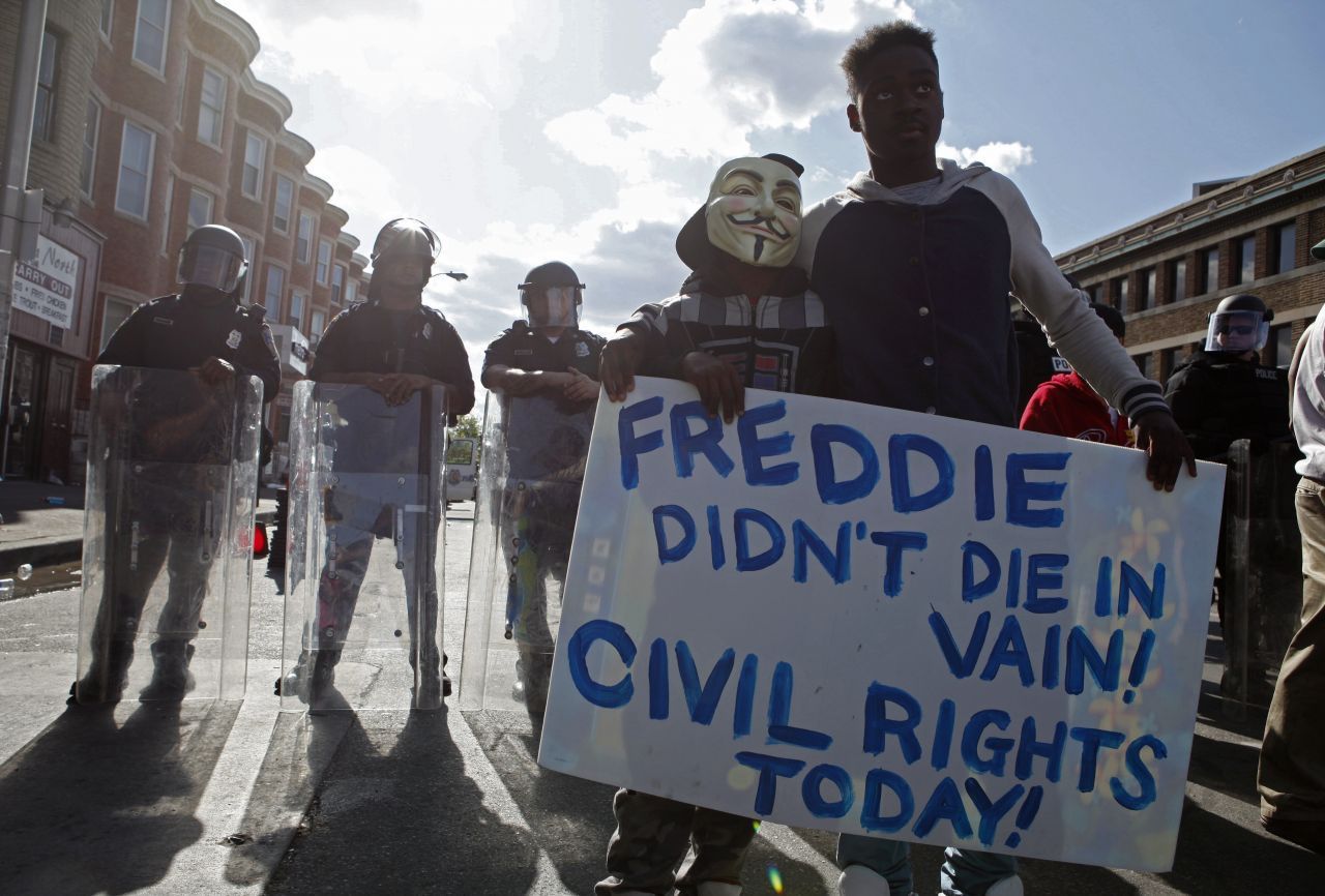 April 2015, Baltimore/Maryland: Wegen Besitzes eines Springmessers wird der 25-jährige Freddy Gray festgenommen. Eine Woche später stirbt er an den Folgen einer Rückenverletzung. Der Afro-Amerikaner soll in Polizeigewahrsam misshandelt worden sein. In der Großstadt Baltimore kommt es zu schweren Ausschreitungen.