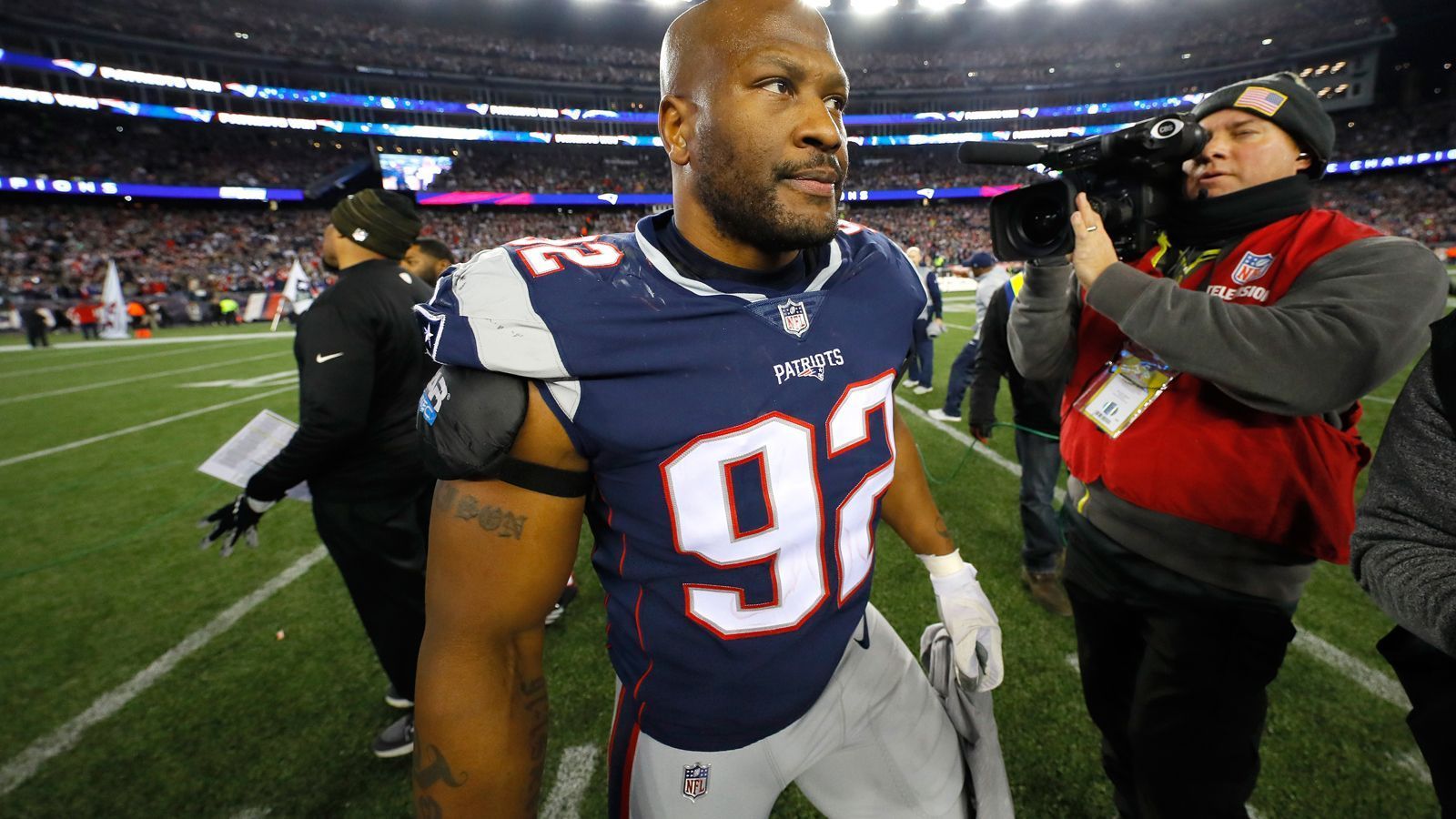 
                <strong>James Harrison</strong><br>
                Nach zwei Super-Bowl-Titeln und zahlreichen Pro Bowls entschloss sich James Harrison 2014 dazu, seine Karriere zu beenden. Weil die Pittsburgh Steelers allerdings mehrere Ausfälle in der Defense zu beklagen hatten, erklärte sich der Linebacker bereit, weiter auszuhelfen. Nachdem er dann im Dezember 2017 von den Steelers entlassen wurde, ging er zu den New England Patriots und erreichte den Super Bowl. Mittlerweile hat er aber endgültig aufgehört.
              