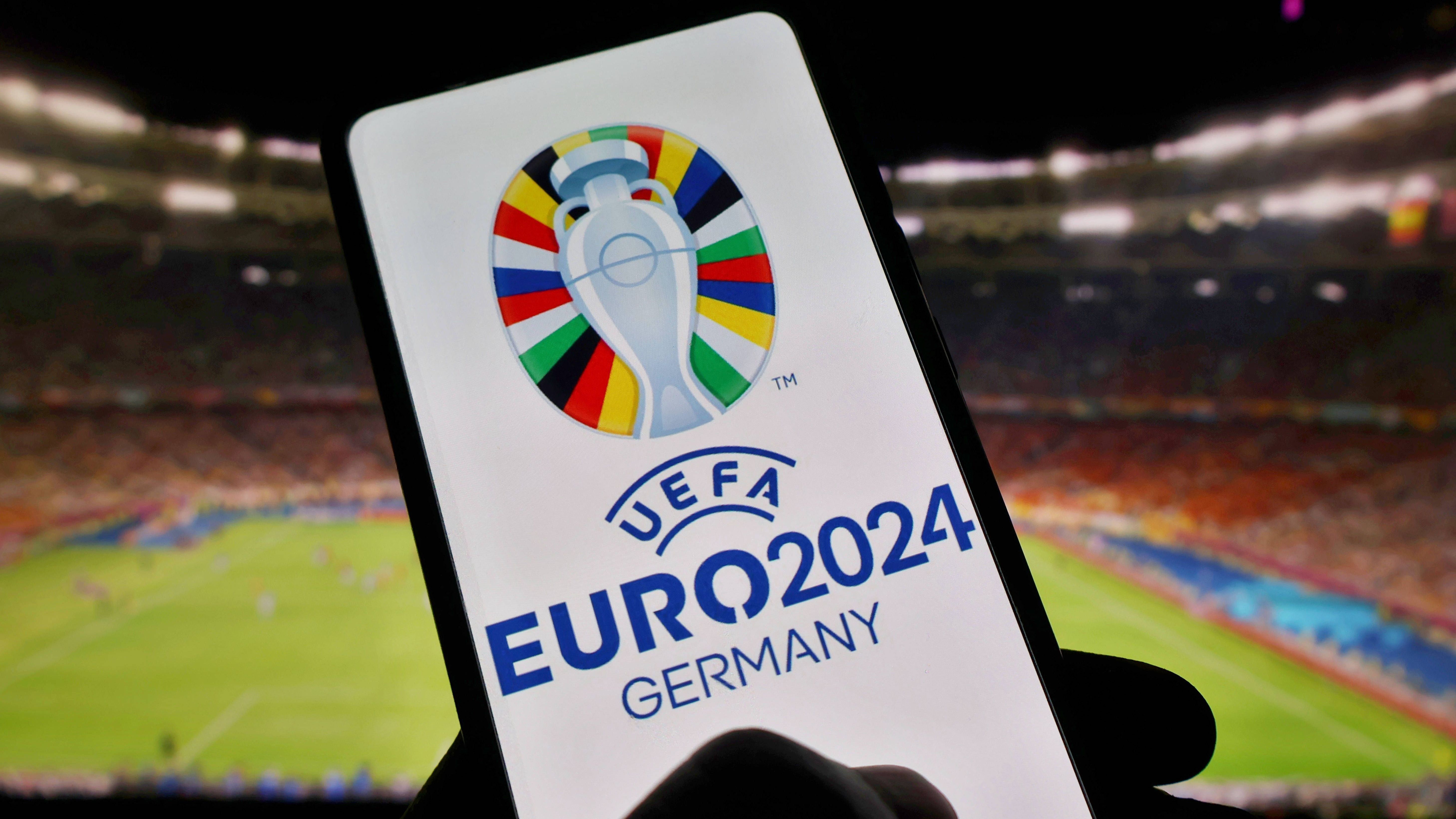 <strong>Die Gruppen der Fußball-EM 2024</strong><br>Vom 14. Juni bis zum 14. Juli 2024 steigt in Deutschland die Fußball-Europameisterschaft. Nach der Auslosung der einzelnen Gruppen stehen die Gegner der deutschen Nationalmannschaft fest. <strong><em>ran</em></strong> zeigt die sechs EM-Gruppen und ihre Teilnehmer.