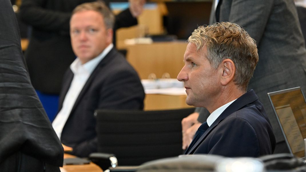 Björn Höcke (rechts, AfD) und Mario Voigt (CDU), Fraktionsvorsitzende ihrer Parteien, im Plenarsaal des Thüringer Landtags.