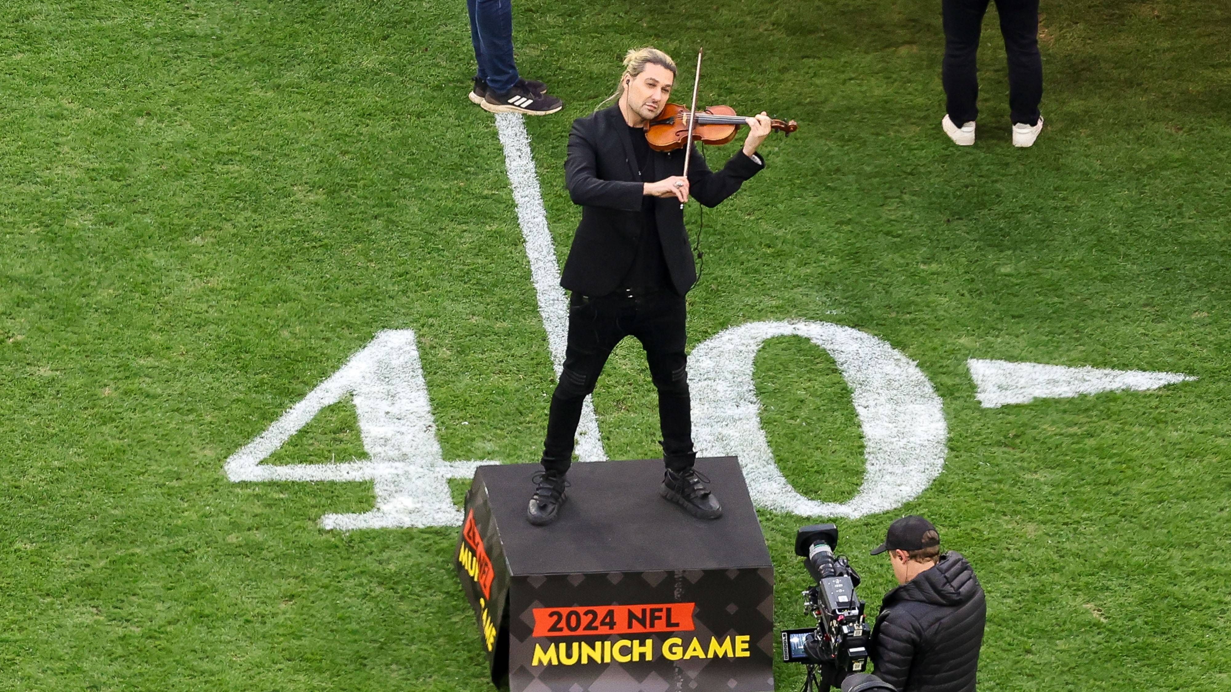 <strong>NFL: Die krassesten Bilder zum Munich Game 2024</strong><br>Die US-amerikanische Nationalhymne performte in ungewohnter Version Musiker David Garrett an der Geige.