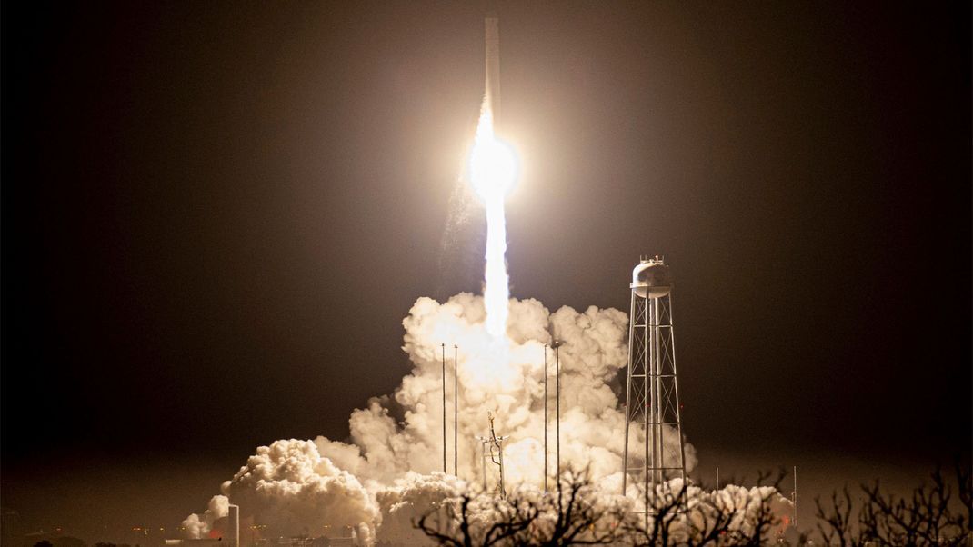 Archivaufnahme, 7. November 2022, USA, Wallops Island: Die Northrop Grumman Antares-Rakete mit dem unbemannten "Cygnus"-Raumschiff startet in der Morgendämmerung vom Mid-Atlantic Regional Spaceport Pad-0A auf der NASA Wallops Flight Facility.