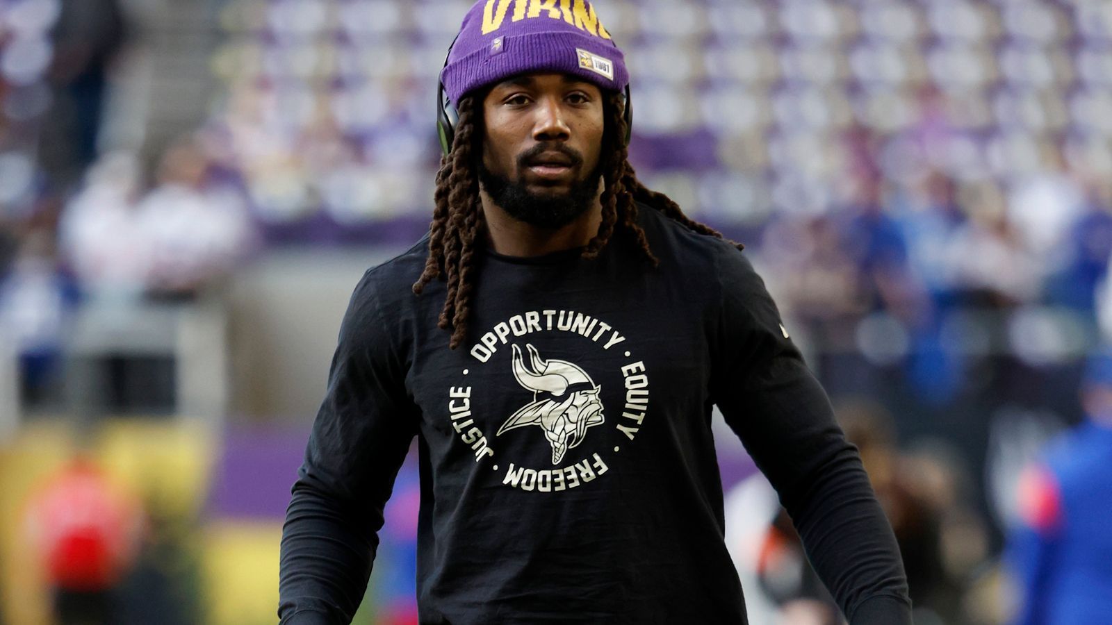 
                <strong>16. Minnesota Vikings</strong><br>
                Schwierig die Vikings aktuell einzuschätzen. Alexander Mattison ist drauf und dran, Dalvin Cook abzulösen, doch Cook ist auch einer der besten RBs der Liga. Es ist jedoch ungewiss, ob er in Minnesota bleibt. Wenn ja, sind die Vikings weiterhin mit einem guten Duo unterwegs - das bedeutet Platz 16.RB1: Cook, Dalvin - RB2: Mattison, Alexander - RB3: Chandler, TyWeitere RBs: McBride, DeWayne - Nwangwu, Kene
              