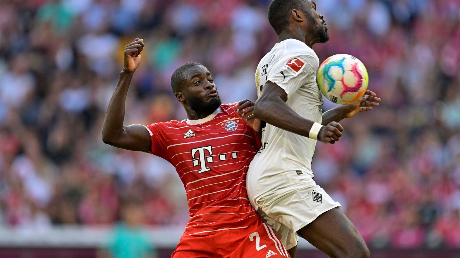 
                <strong>Dayot Upamecano</strong><br>
                Fast hätte Upamecano nach wenigen Sekunden das 1:0 erzielt, doch er scheitert per Kopf am überragenden Gladbach-Keeper Sommer. Lange sieht es nach einem guten Spiel von Upamecano aus, doch dann tritt er an der Mittellinie an einem langen Ball vorbei und ermöglicht mit seinem kapitalen Patzer das 0:1 durch Thuram. Das ist richtig bitter. ran-Note: 4
              