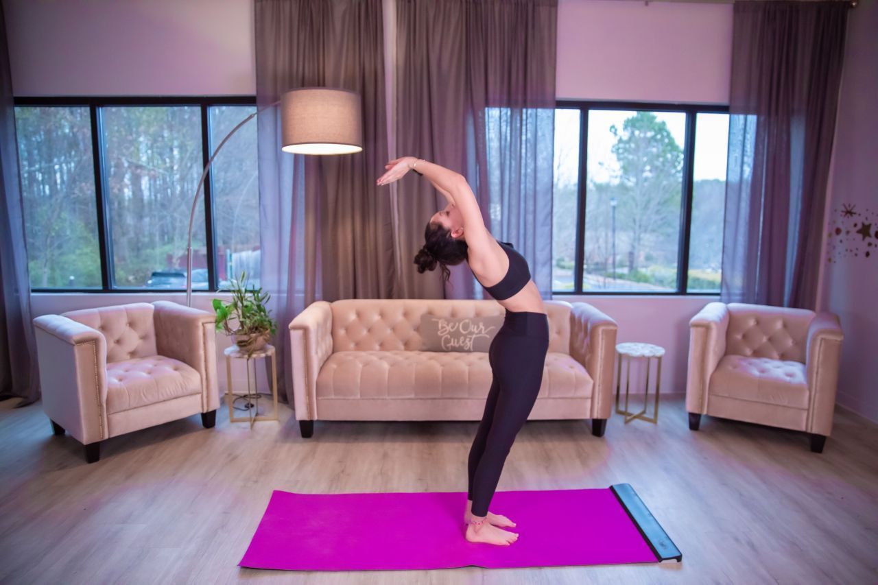 YogiFi ist die weltweit erste Yoga-Matte, die dir personalisierte Yoga-Stunden anbietet. Die Matte nutzt künstliche Intelligenz und gibt dir mithilfe von Drucksensoren Feedback in Echtzeit zu deiner Haltung. 