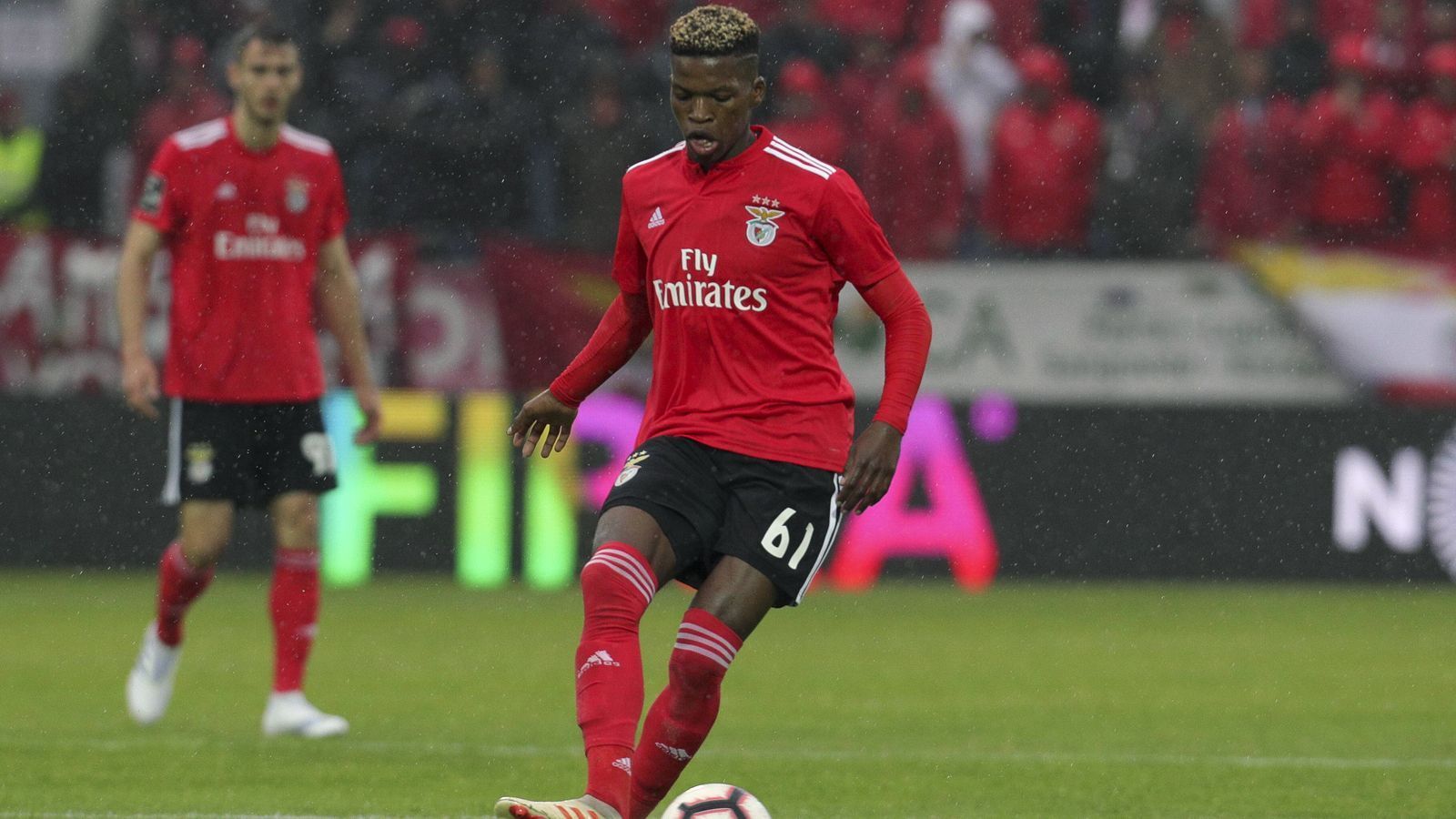 
                <strong>Florentino (Benfica Lissabon)</strong><br>
                Gerade erst im Sommer 2019 hat Benfica Lissabon Eigengewächs Joao Felix für 126 Millionen Euro an Atletico Madrid verkauft. Nur wenige Monate später stehen schon die nächsten Talente parat, um sich ins Rampenlicht zu spielen - darunter wieder zwei Eigengewächse. Eines davon ist der 20 Jahre alte Florentino. Nachdem das Mittelfeld-Talent Anfang 2019 in den Profikader hochgezogen worden war, spielte sich der Portugiese in kurzer Zeit in die Startelf. Für einen möglichen Verkauf Florentinos hat Benfica schon mal vorgesorgt. Im bis 2024 laufenden Vertrag gibt es eine Ausstiegsklausel in Höhe von 120 Millionen Euro. So dürfte den Portugiesen wohl bald der nächste Geldregen bevorstehen - ManCity wird als möglicher Interessent genannt.
              