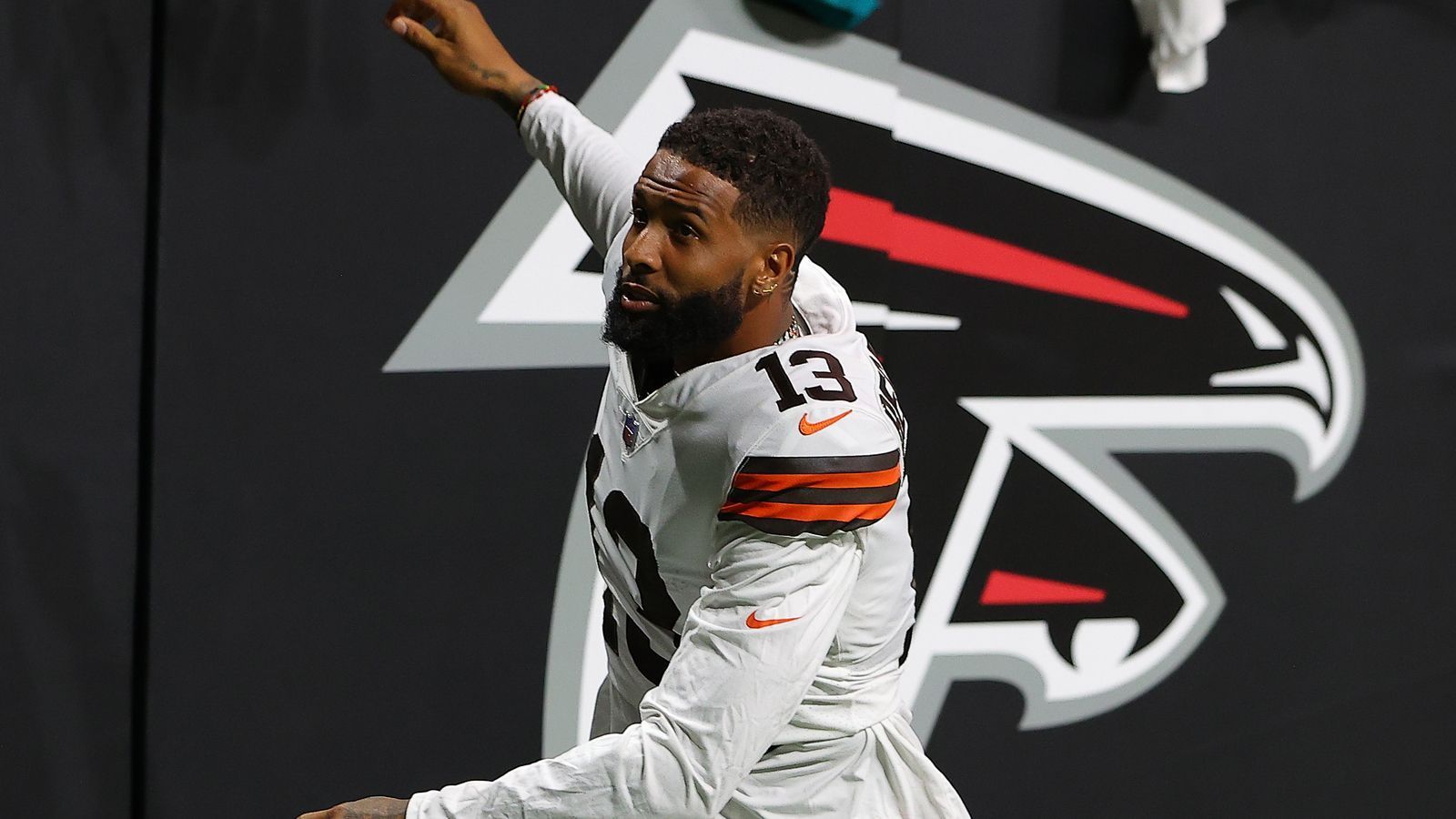 
                <strong>Cleveland Browns - Schafft OBJ die Karriere-Wende? </strong><br>
                Odell Beckham Jr. geht in seine dritte Saison bei den Cleveland Browns und muss immer noch beweisen, dass er den teuren Trade mit den New York Giants wert war. Der Receiver verdient auf absolutem Top-Niveau, wurde allerdings durch Verletzungen zurückgeworfen und konnte noch nicht an seine Glanzleistungen aus den ersten NFL-Jahren anknüpfen. OBJ scheint allmählich am Scheideweg zu stehen. Wie viel Geduld haben die Browns noch? 
              