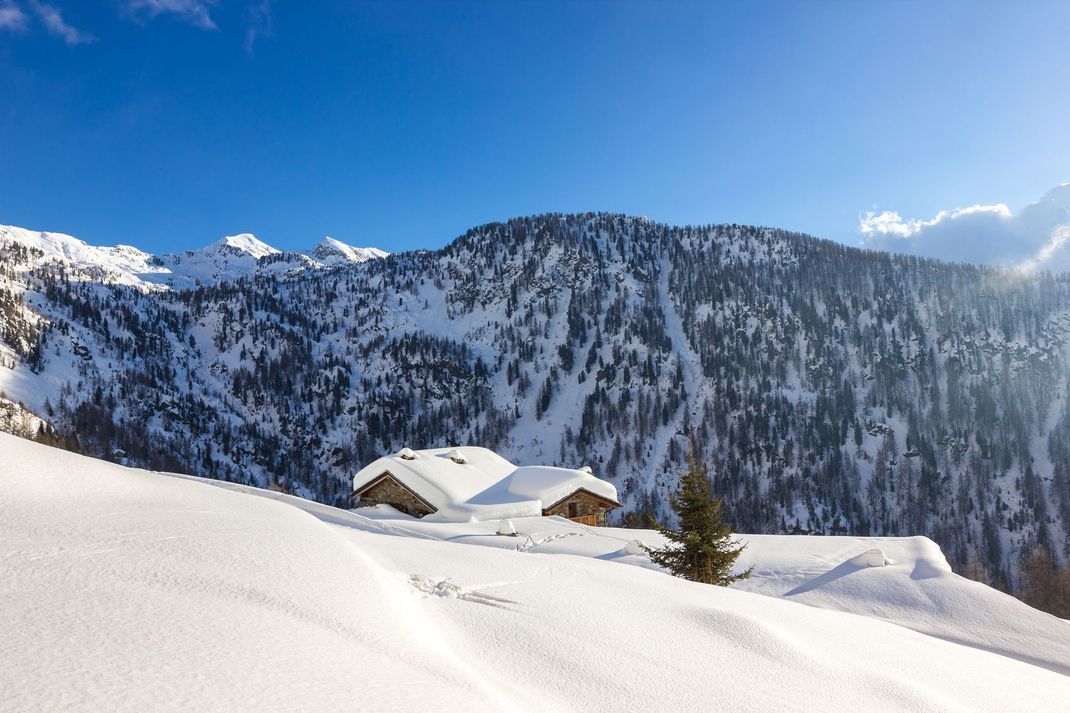 Eine einsame Berghütte ist besonders für Verliebte ein toller Ort, um zu zweit den Jahreswechsel zu feiern.