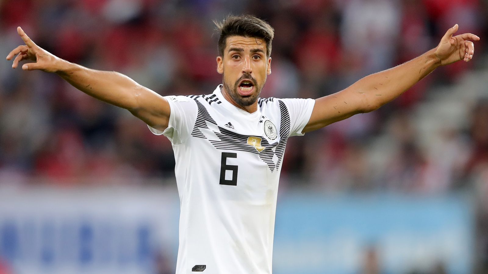 
                <strong>Einziger Sechser: Sami Khedira</strong><br>
                Die Abwehr schwächelt. Daher würde ich Khedira als Absicherung davor postieren. Wenn Deutschland bei dieser WM ins Finale kommen möchte, muss der 31-Jährige zum mentalen Leader und noch lauter auf dem Platz werden. Bei Juventus Turin hat Khedira diese Saison gezeigt, dass er für das Gleichgweicht eines Teams enorm wichtig ist: Hinten absichern, Löcher stopfen - und bei Bedarf den langen Weg in den Strafraum suchen. Neun Tore und drei Assists in der Serie A, drei Assists in der Champions League. Ich habe es selbst lange nicht geglaubt: Khedira ist auch offensiv stark. 
              