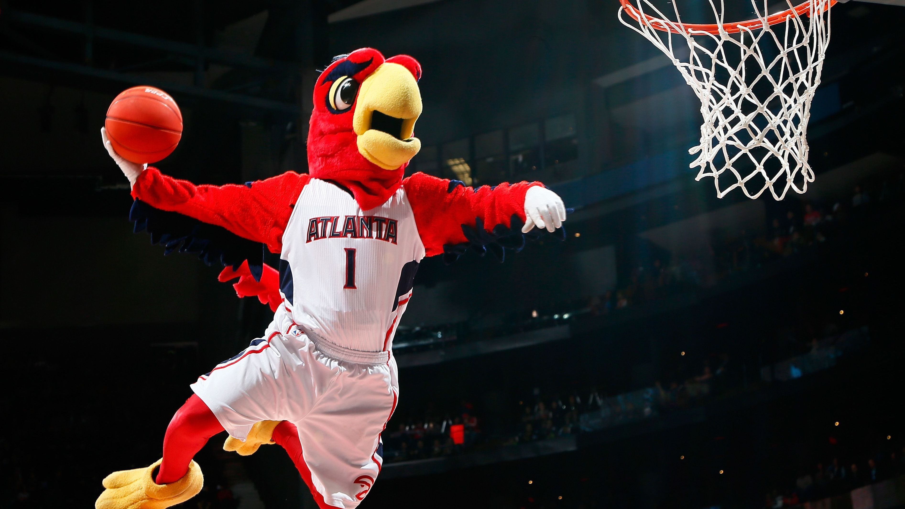 <strong>Atlanta Hawks</strong><br>Wie die Atlanta Falcons (NFL) hat auch das NBA-Team den Raubvogel im Namen. Allerdings basiert "Hawks" auf den Franchise-Anfängen in den Tri-Cities in Illinois und Iowa. Damals firmierte das Team unter dem Namen Tri-Cities Blackhawks – in Anlehnung an den Häuptling Black Hawk, der mit den Stämmen der Sauk und Fox in der Region lebte. Über Milwaukee und St. Louis kamen die Hawks 1968 nach Atlanta.