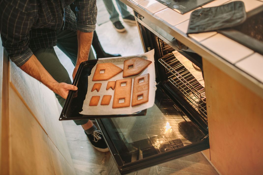 Mit unserem Lebkuchenhaus-Rezept kannst du sogar Wände und Dach des Knusperhäuschens selber backen.